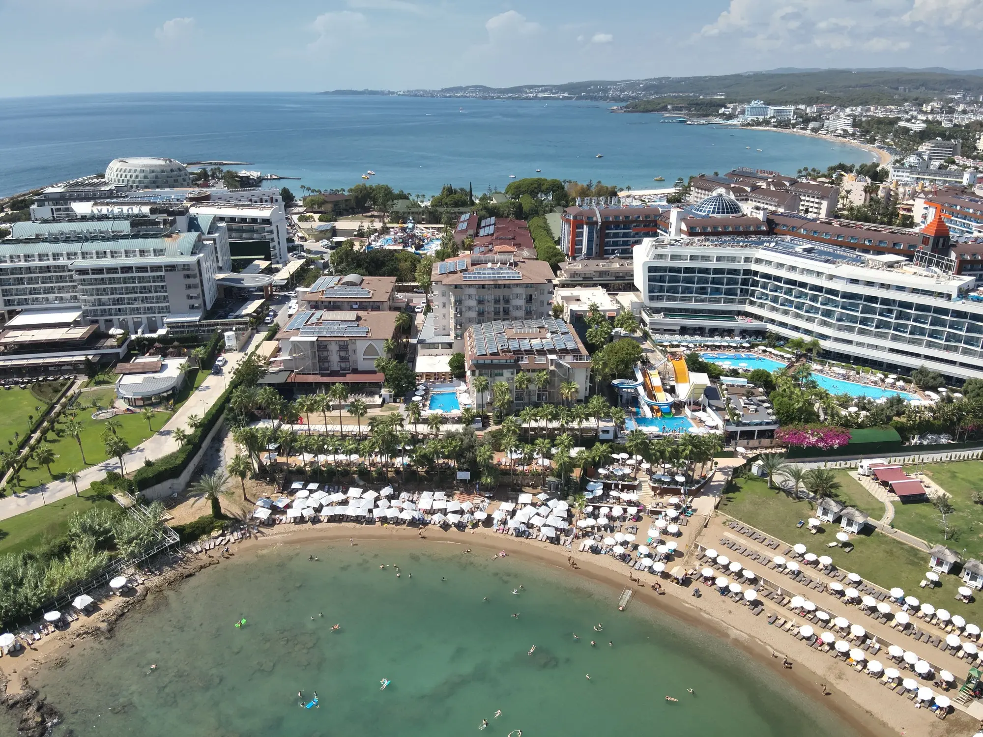 Хотелът и малкият залив със собствен пясъчен плаж, снимка от високо – Eos Beach Resort, Алания