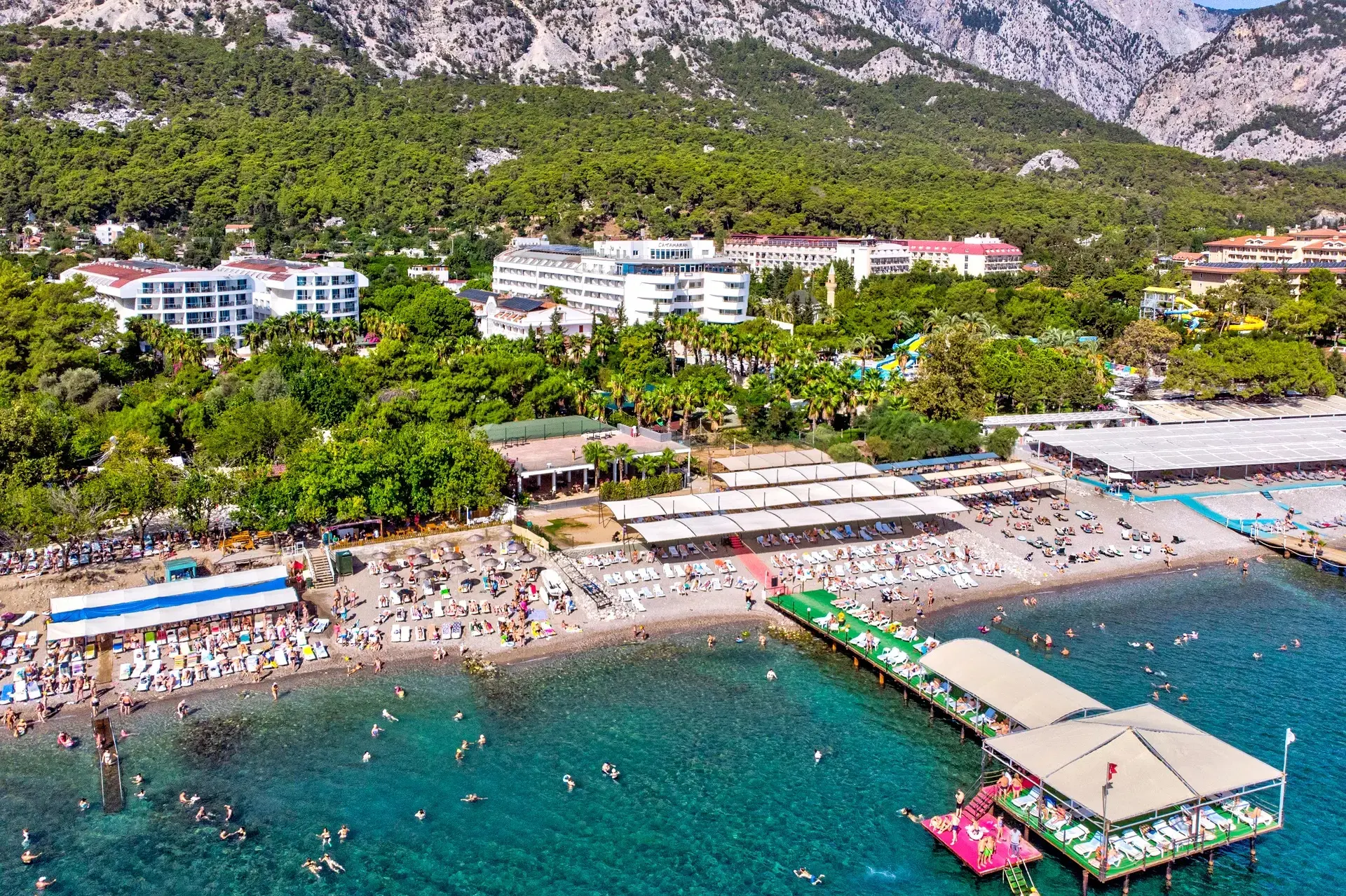 Хотелът сред борова гора в подножието на планината, плажът и кеят отгоре – Ring Beach, Белдиби