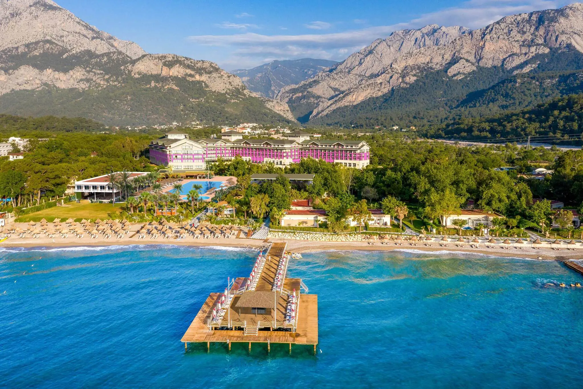Панорама от въздуха на кея с павилион, плажа и планините над Гьойнюк – FashionTV Luxe Resort, Кемер