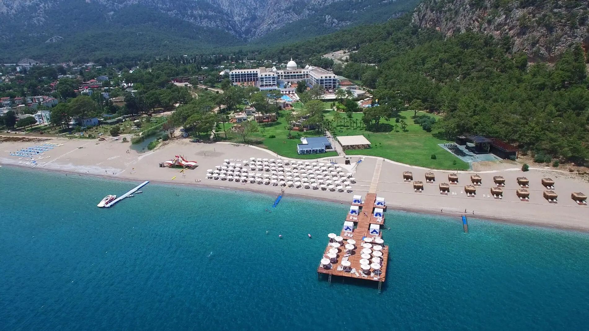 Изглед от въздуха към плажа, кея и боровата гора в Белдиби – Juju Premier Palace Hotel, Кемер