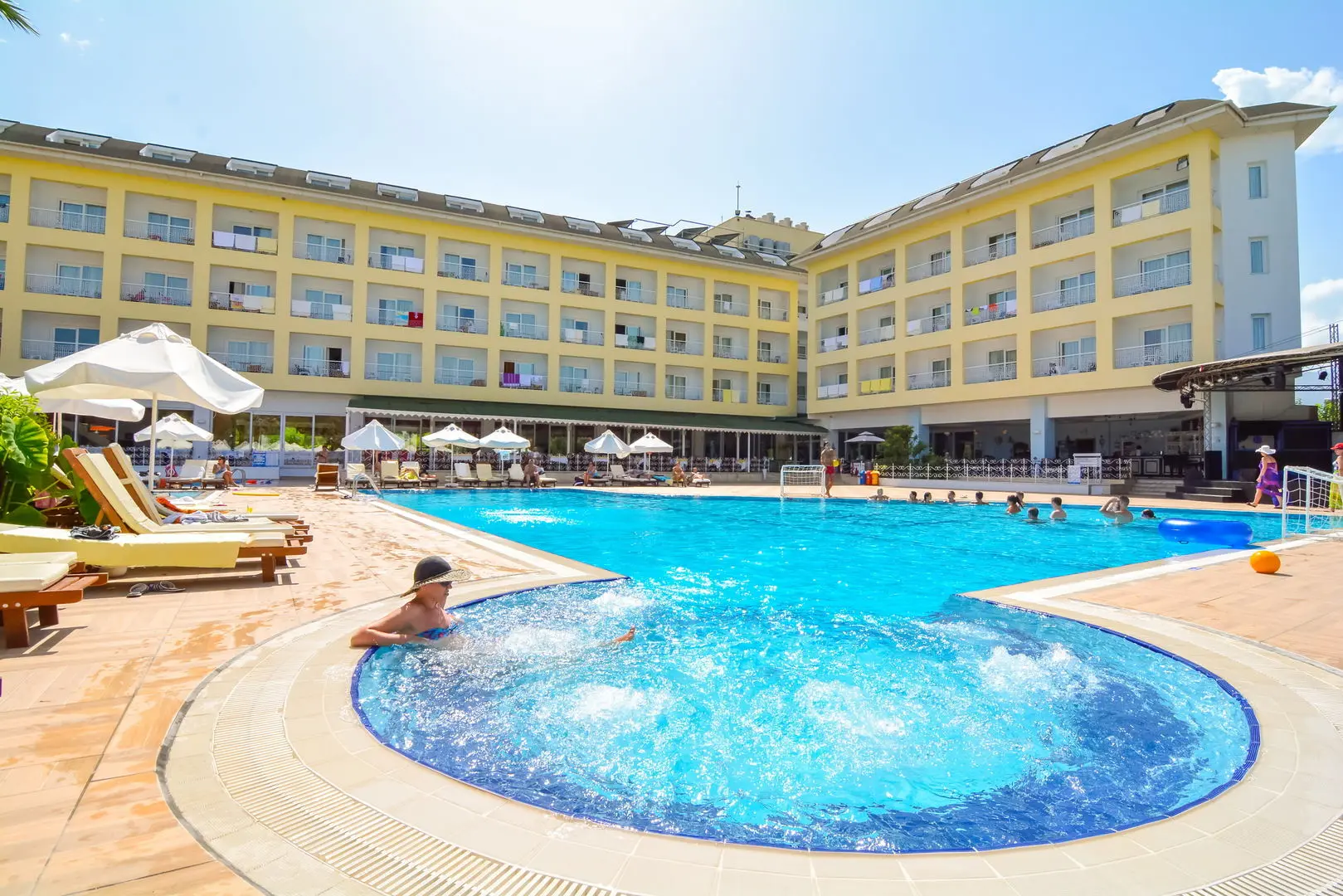Кръгъл басейн с джакузи зона пред жълтата сграда на хотела – Pine House Hotel, Кемер