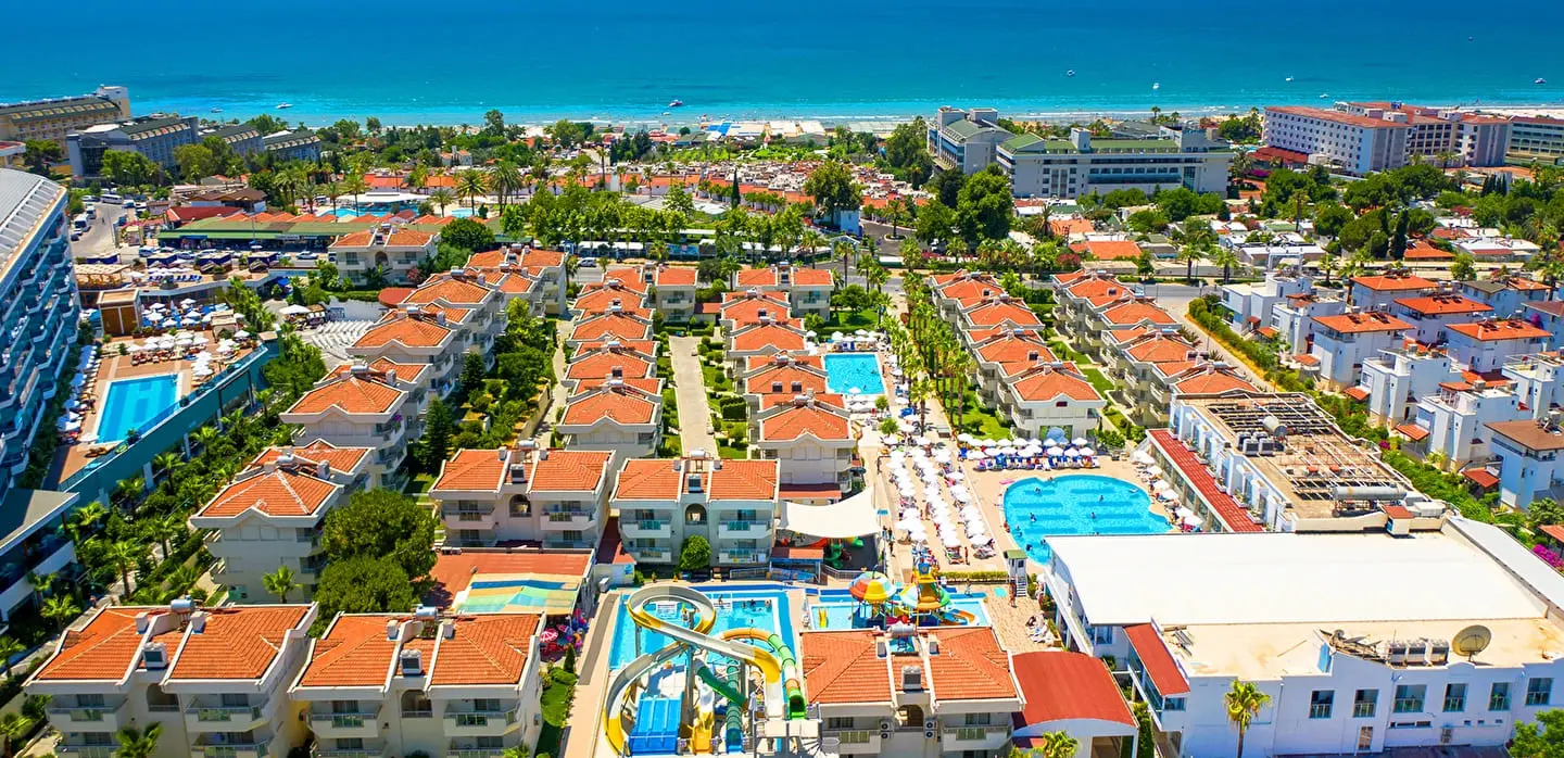 Панорама на комплекса с червени покриви, аквапарка и морето отзад – Dream Family Club, Сиде