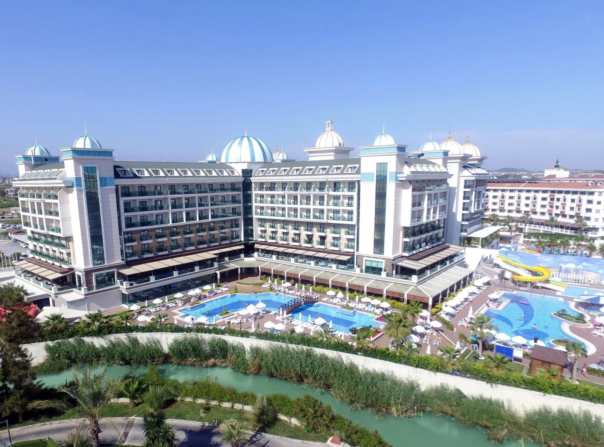 Панорама на хотела с басейните и водната пързалка отстрани – Luna Blanca Resort & SPA, Сиде