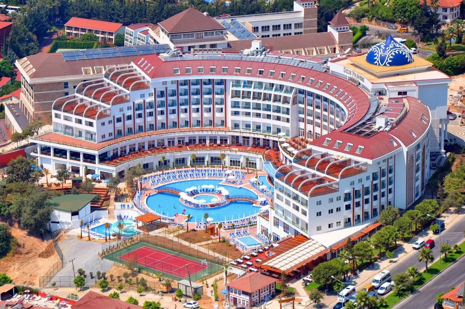 Хотелският комплекс от въздуха с басейни и спортни игрища – Side Prenses Resort Hotel & SPA, Сиде