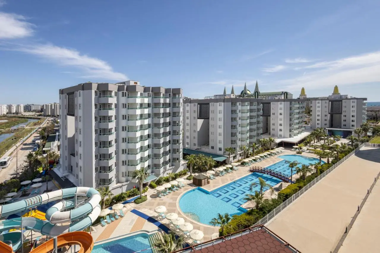 Хотелски корпуси над басейни с водни пързалки в района на Кунду – Wyndham Garden Lara, Лара