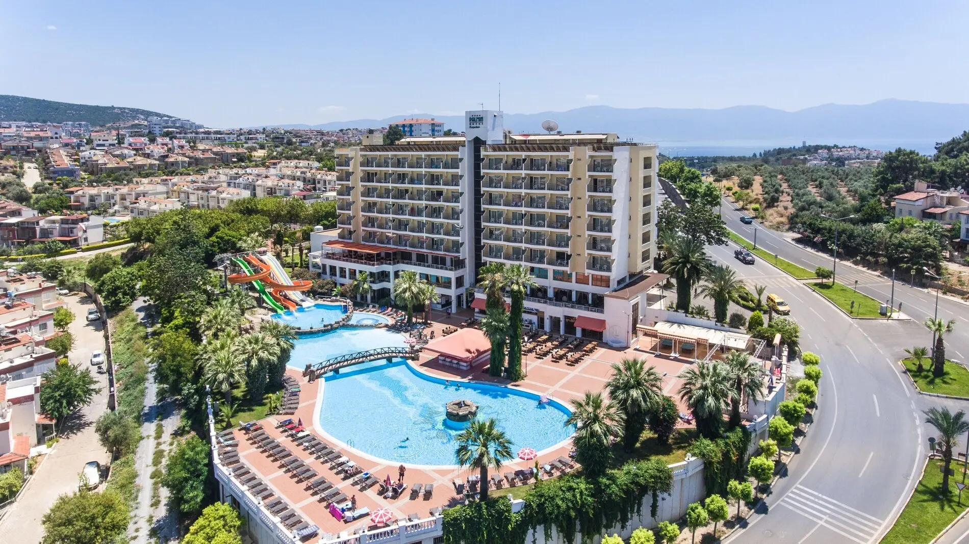 Хотелът със спираловидни водни пързалки и басейни, видян отгоре – Palmin Hotel, Кушадасъ