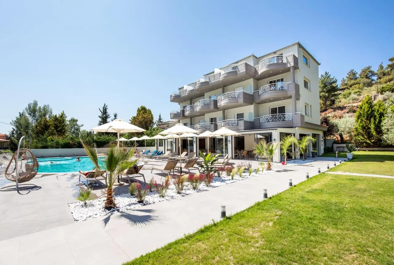 Сградата с балкони, басейн и зелена морава – Kallisti Hotel, Тасос
