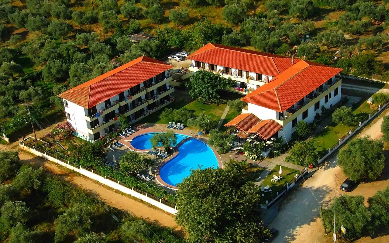 Сградите с червени покриви и басейнът сред зеленина отвисоко – Natasa Hotel, Тасос