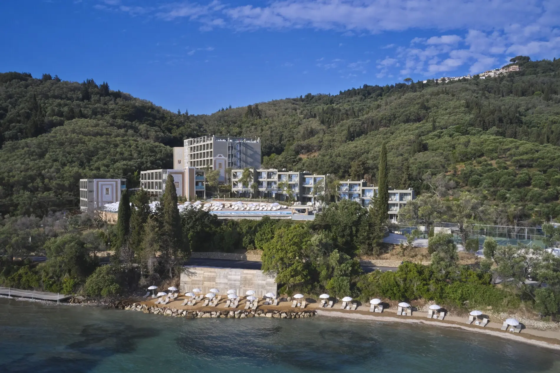 Хотелът сред зелени хълмове над плажа в залива – Mythos Palace Resort, Корфу