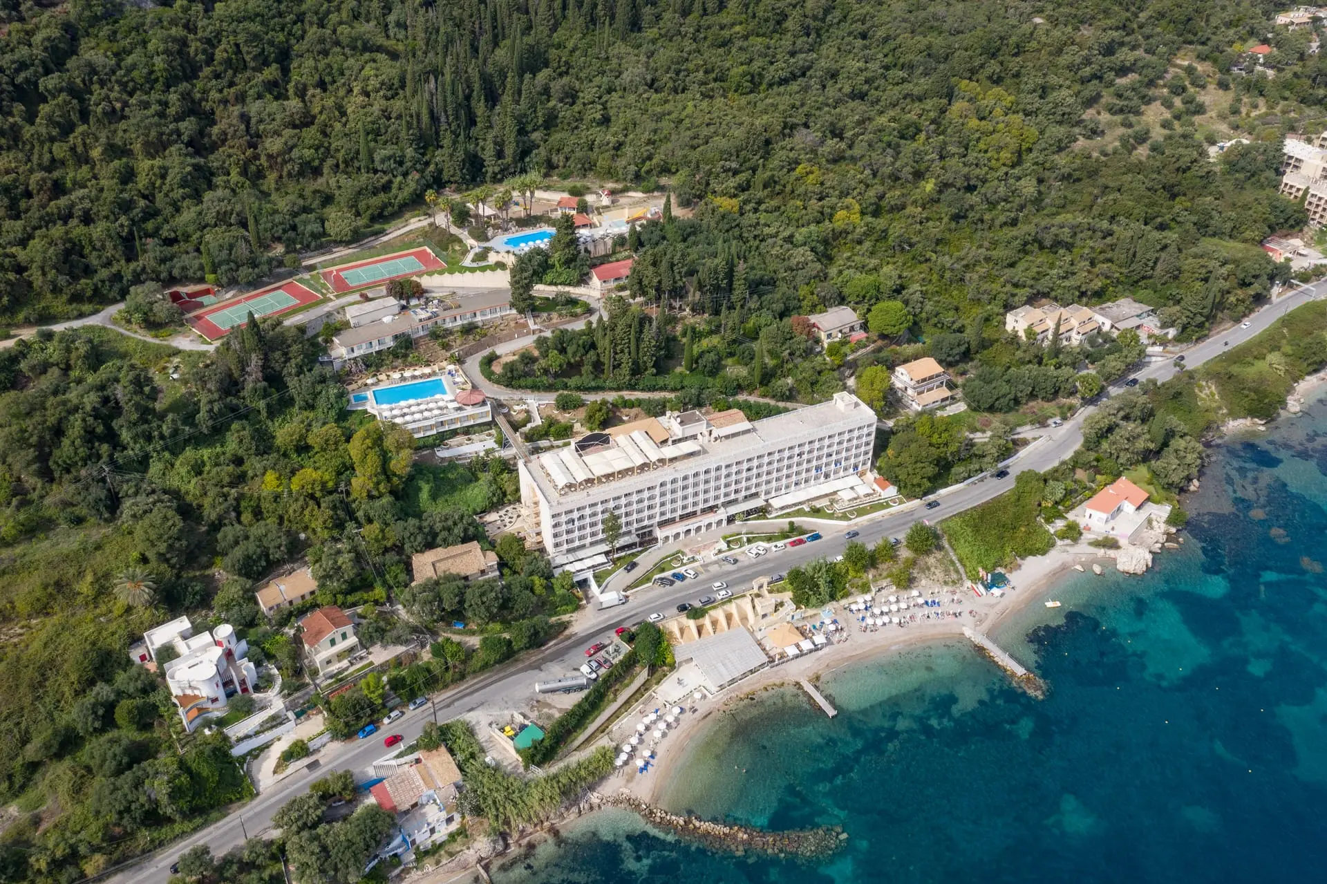 Хотелът над залива с тюркоазена вода и зеленина отвисоко – Valmar Corfu by Louis Hotels, Корфу