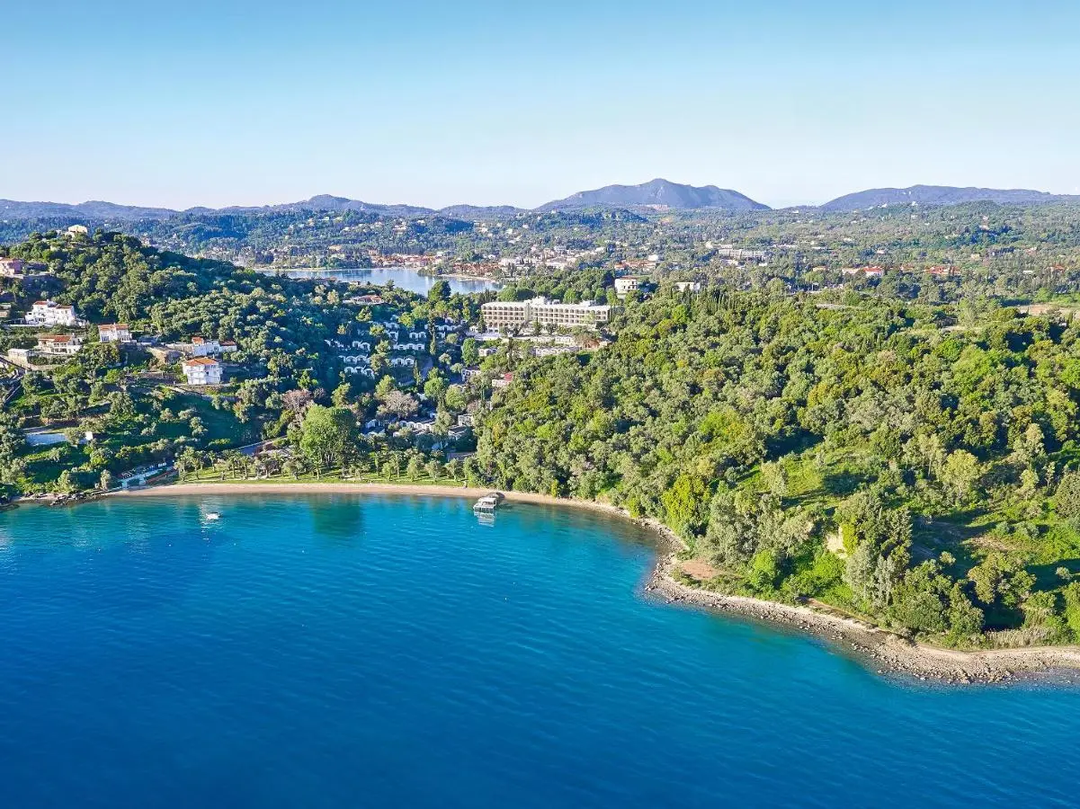 Въздушен изглед към залива и зеления полуостров с хотела – Grecotel Daphnila Bay, Корфу