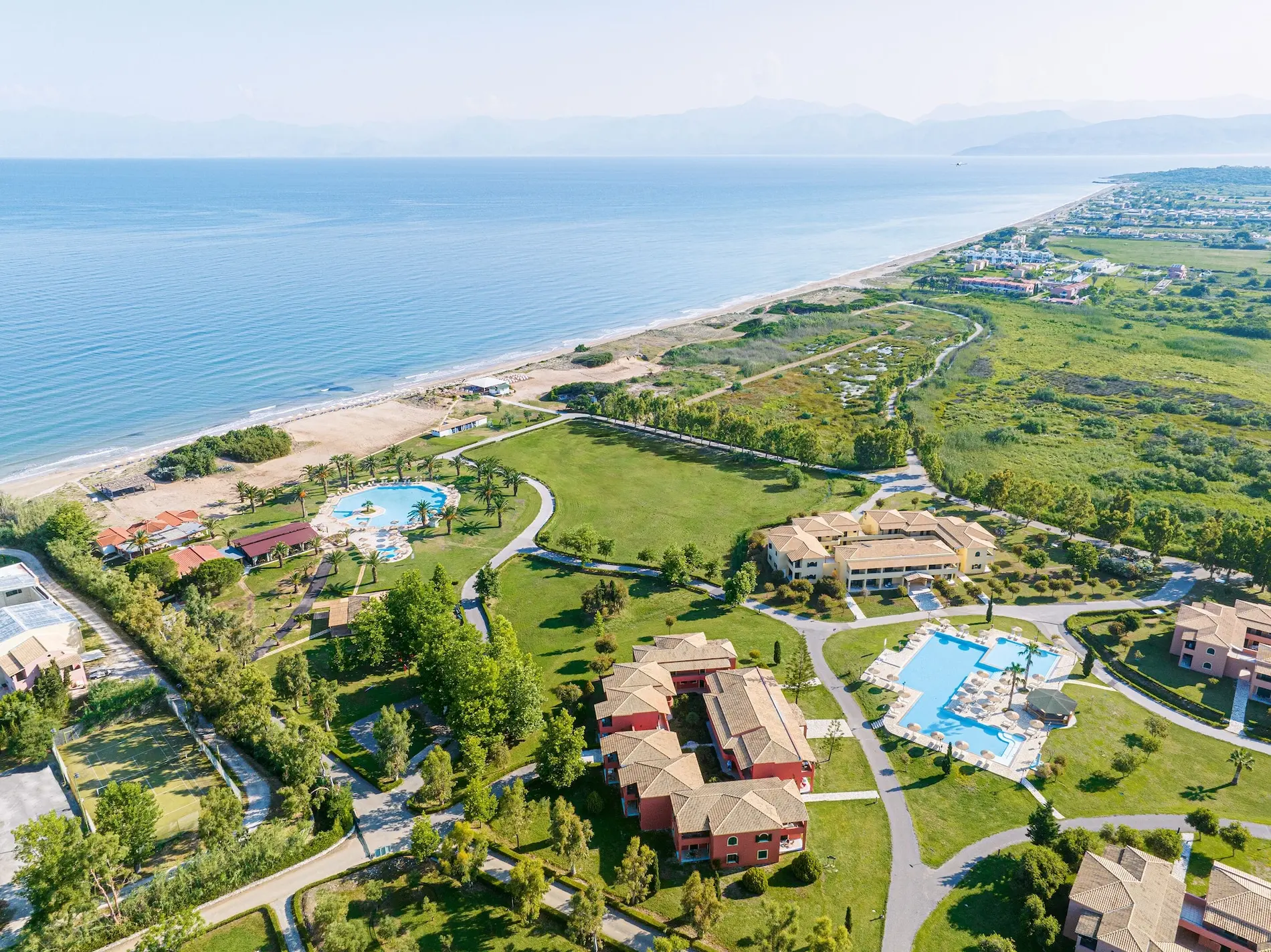 Комплексът сред зеленина и дългият плаж отвисоко – Grecotel LuxMe Costa Botanica, Корфу