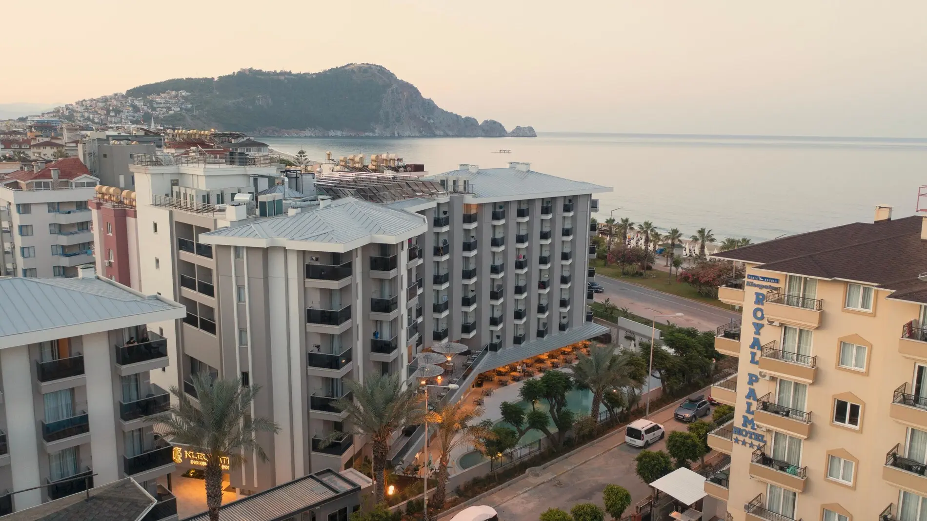 Хотелът и заливът на Алания на залез, поглед отгоре – Kleopatra Dreams Beach Hotel, Алания