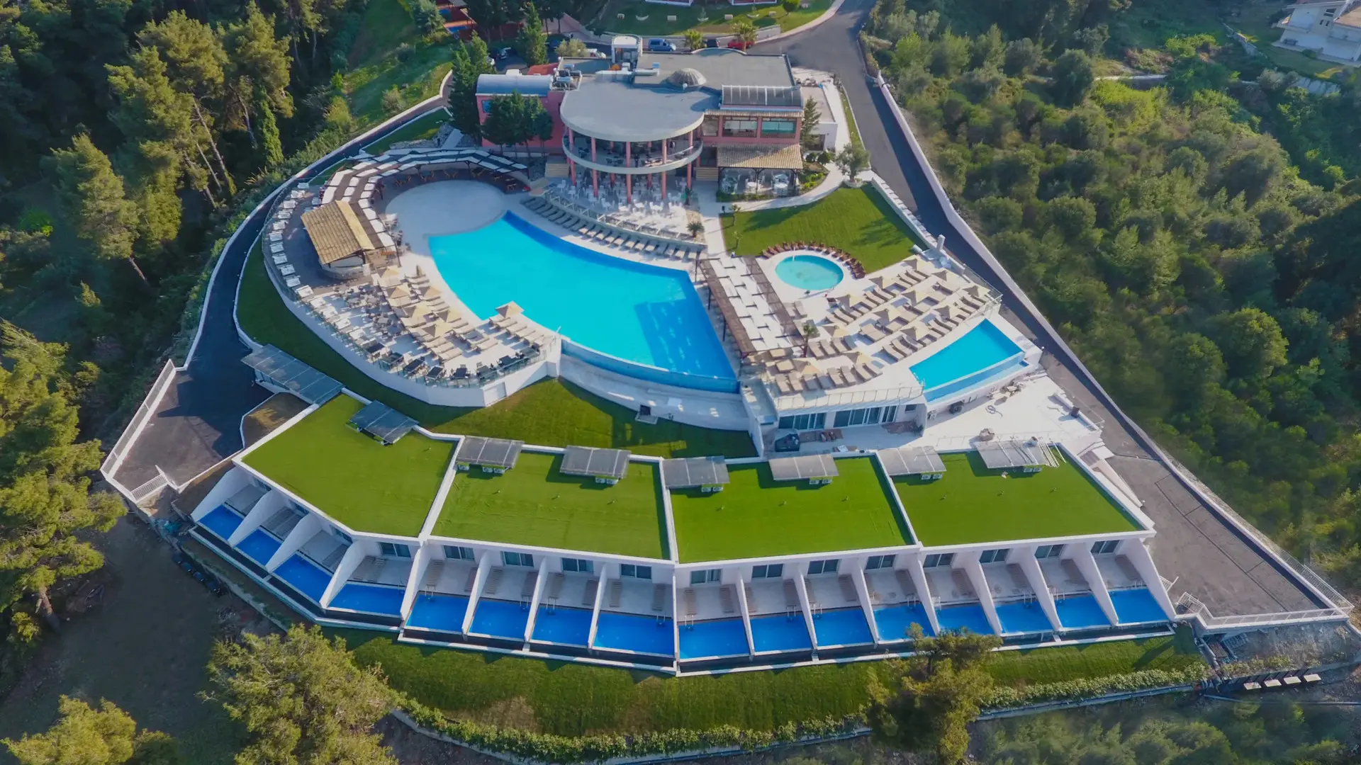 Хотелът с басейните и стаите с тревни покриви от въздуха – Alia Palace (16+), Касандра
