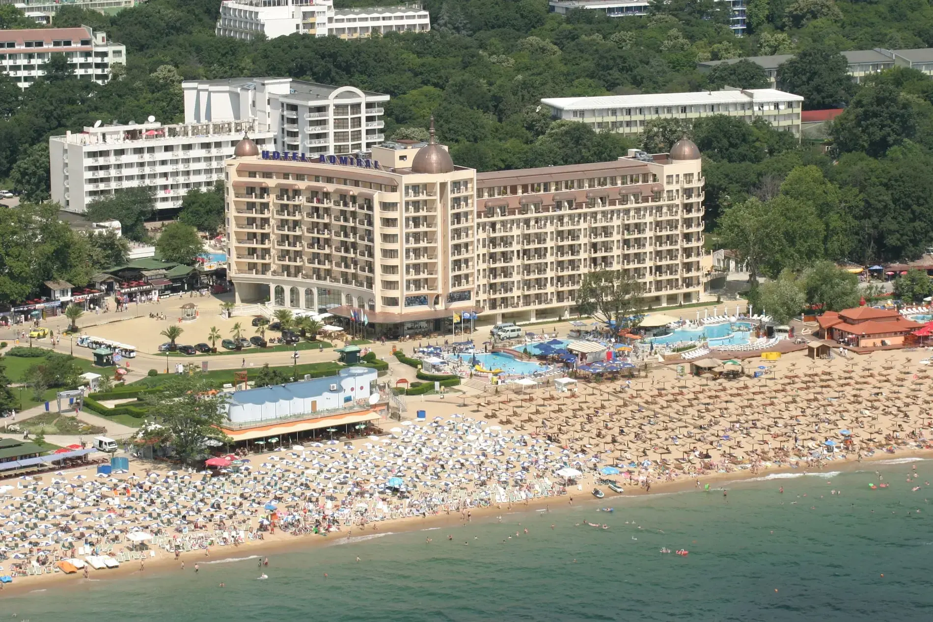 Изглед отгоре към хотела, широкия пясъчен плаж и морето в центъра на курорта – Адмирал, Златни пясъци