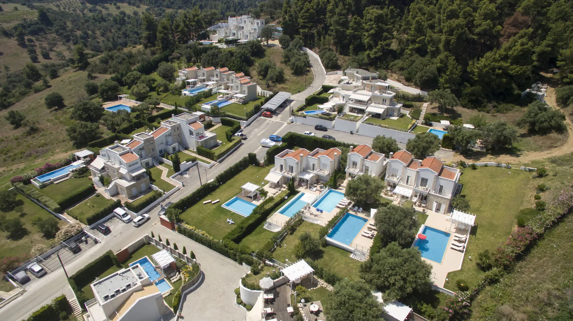 Въздушен изглед към вилите с частни басейни сред зеленина – Kappa Resort, Касандра