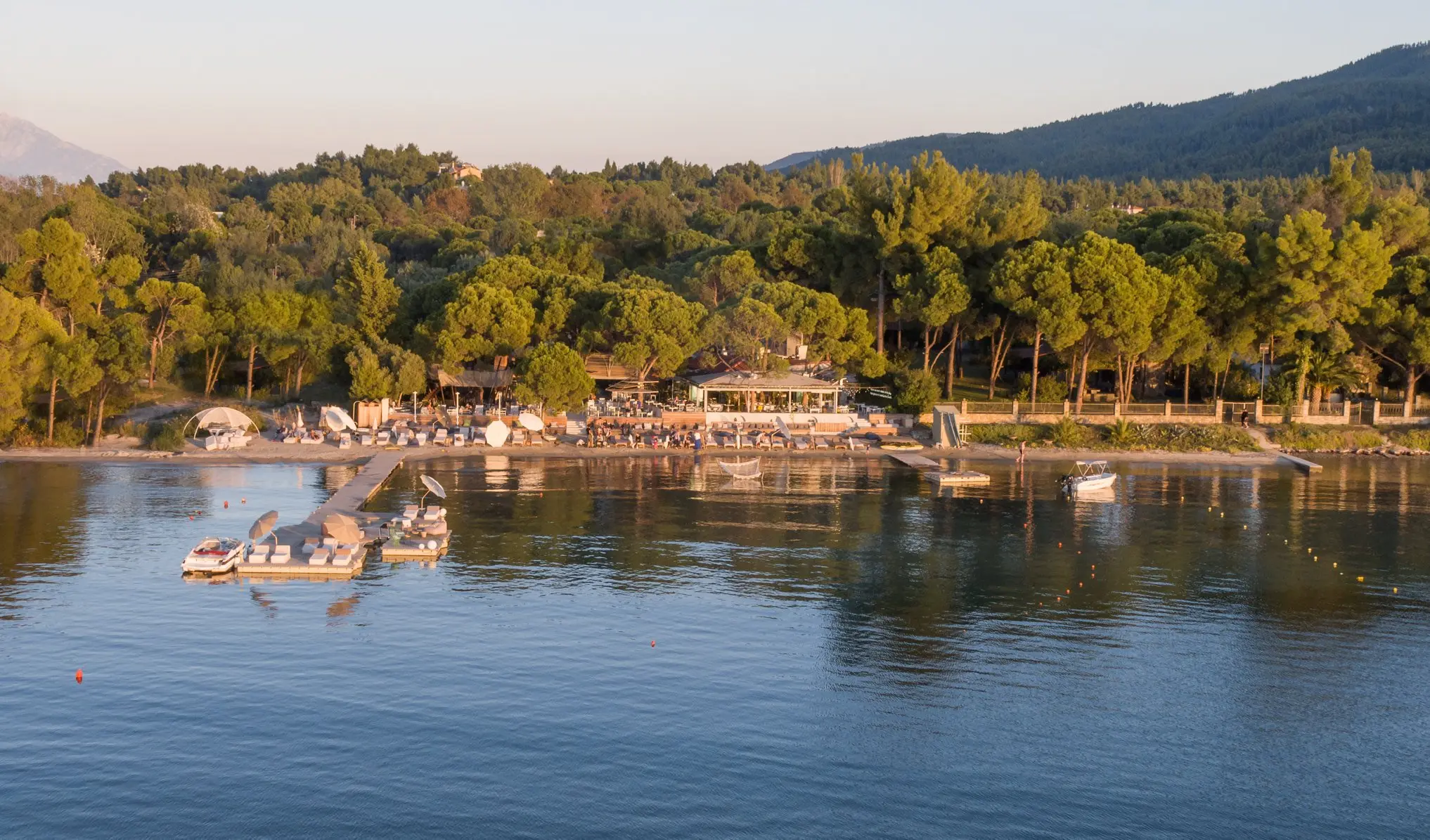 Хотелът сред борова гора на брега на тихия залив по залез – Ekies All Senses Resort, Ситония