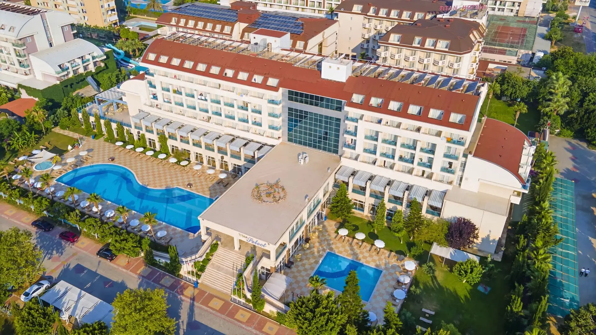 Въздушна гледка към хотела с червен покрив и басейн в двора – Solivia Hotel, Алания