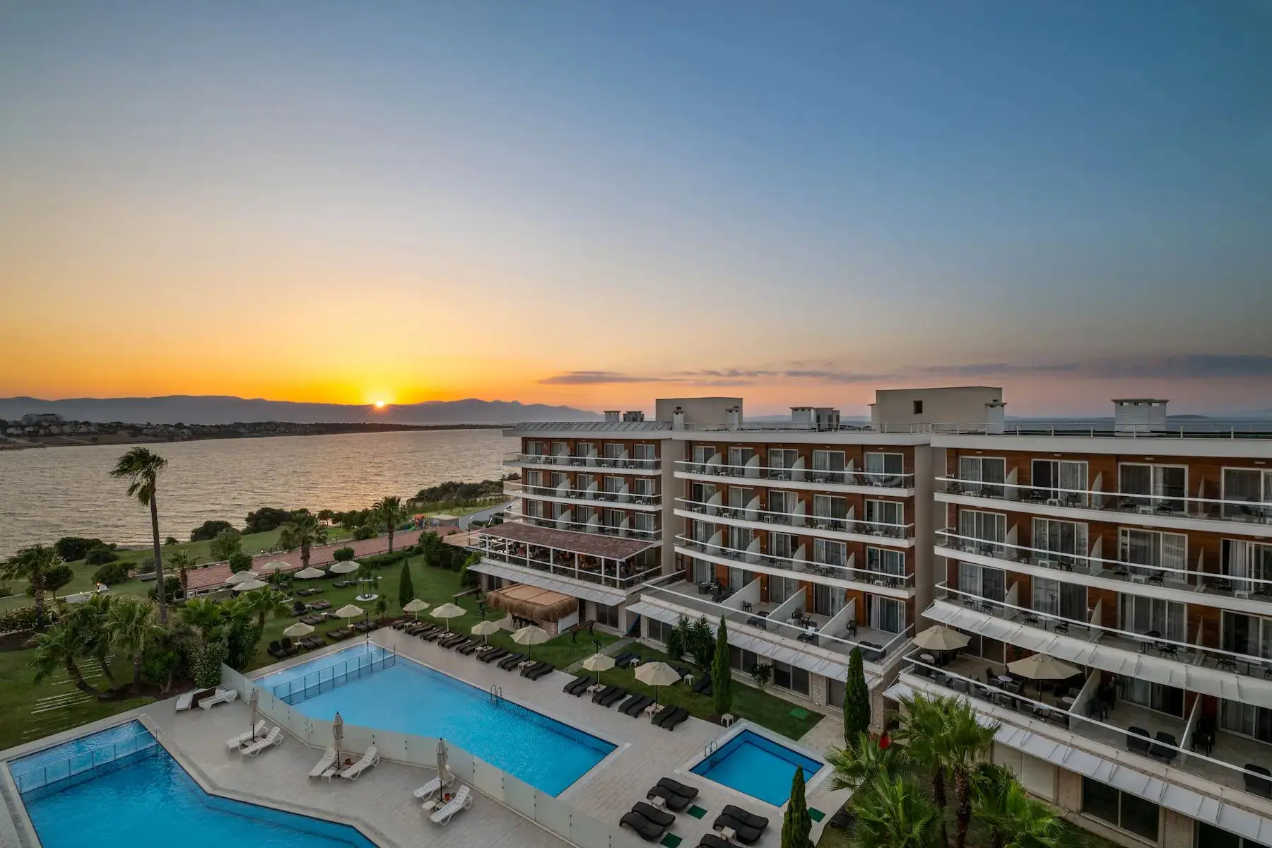 Хотелът и откритият басейн по залез слънце с изглед към морето – La Quinta By Wyndham Cesme, Чешме