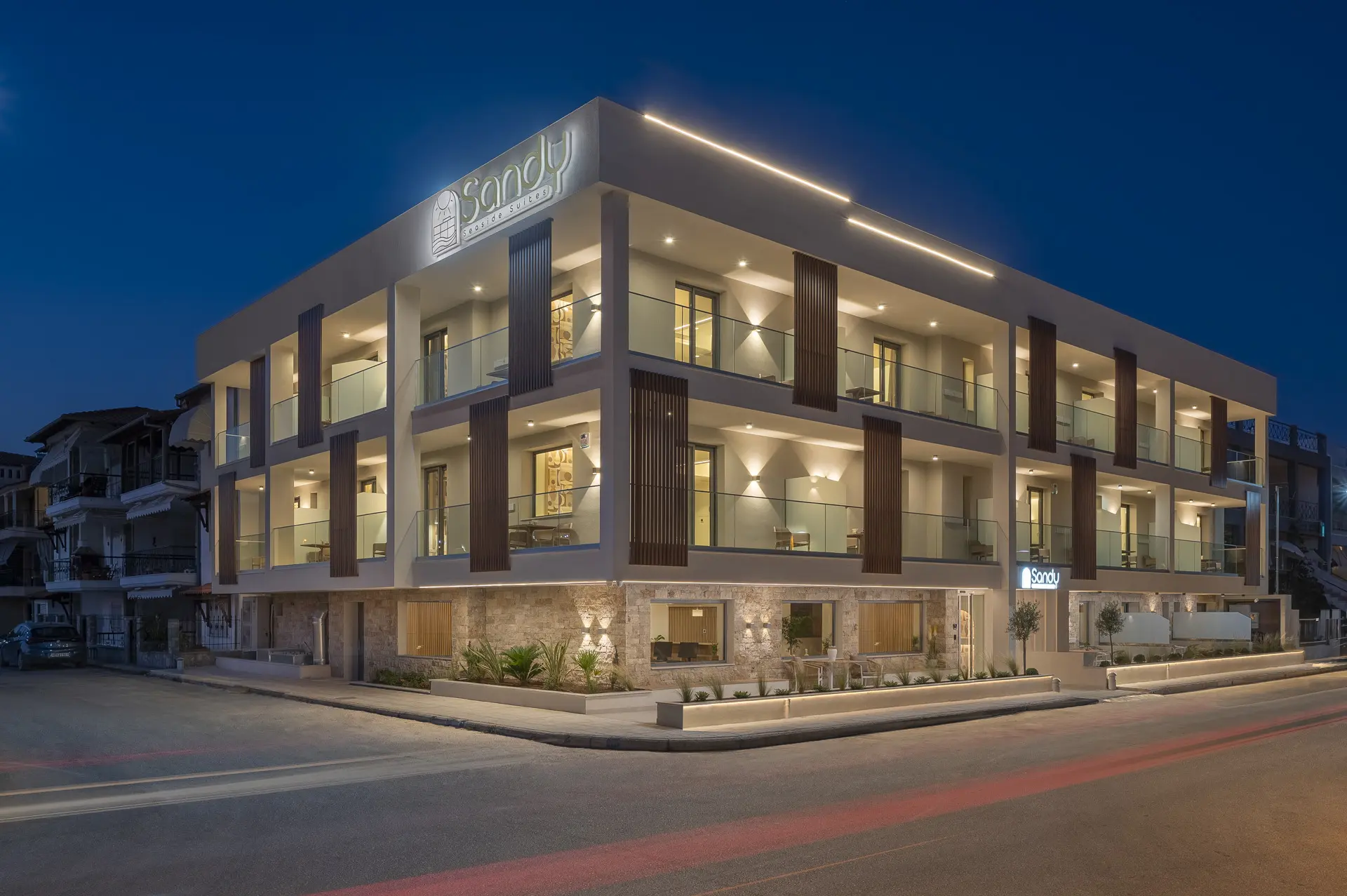 Модерната сграда на хотела, осветена по здрач – Sandy Seaside Suites, Флогита