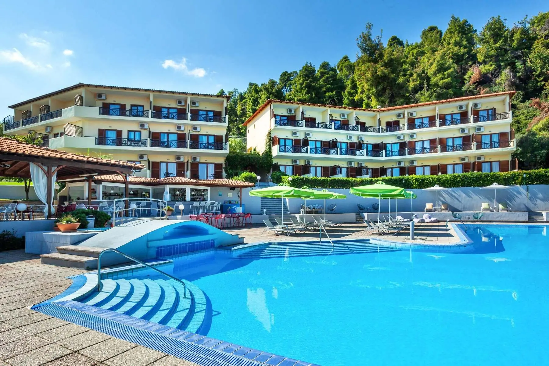 Басейнът с пързалка пред сградите на хотела – Palladium Hotel, Касандра