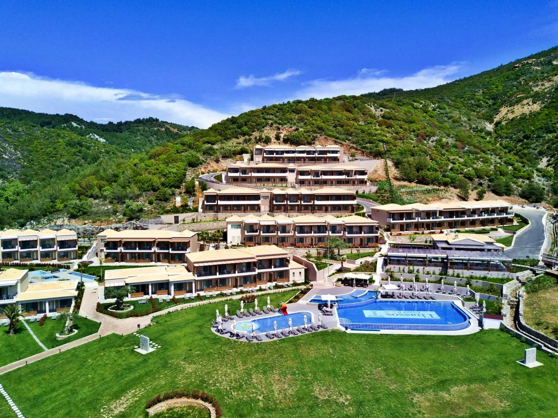 Терасовидният комплекс с басейните сред зелените хълмове – Thassos Grand Resort, Тасос