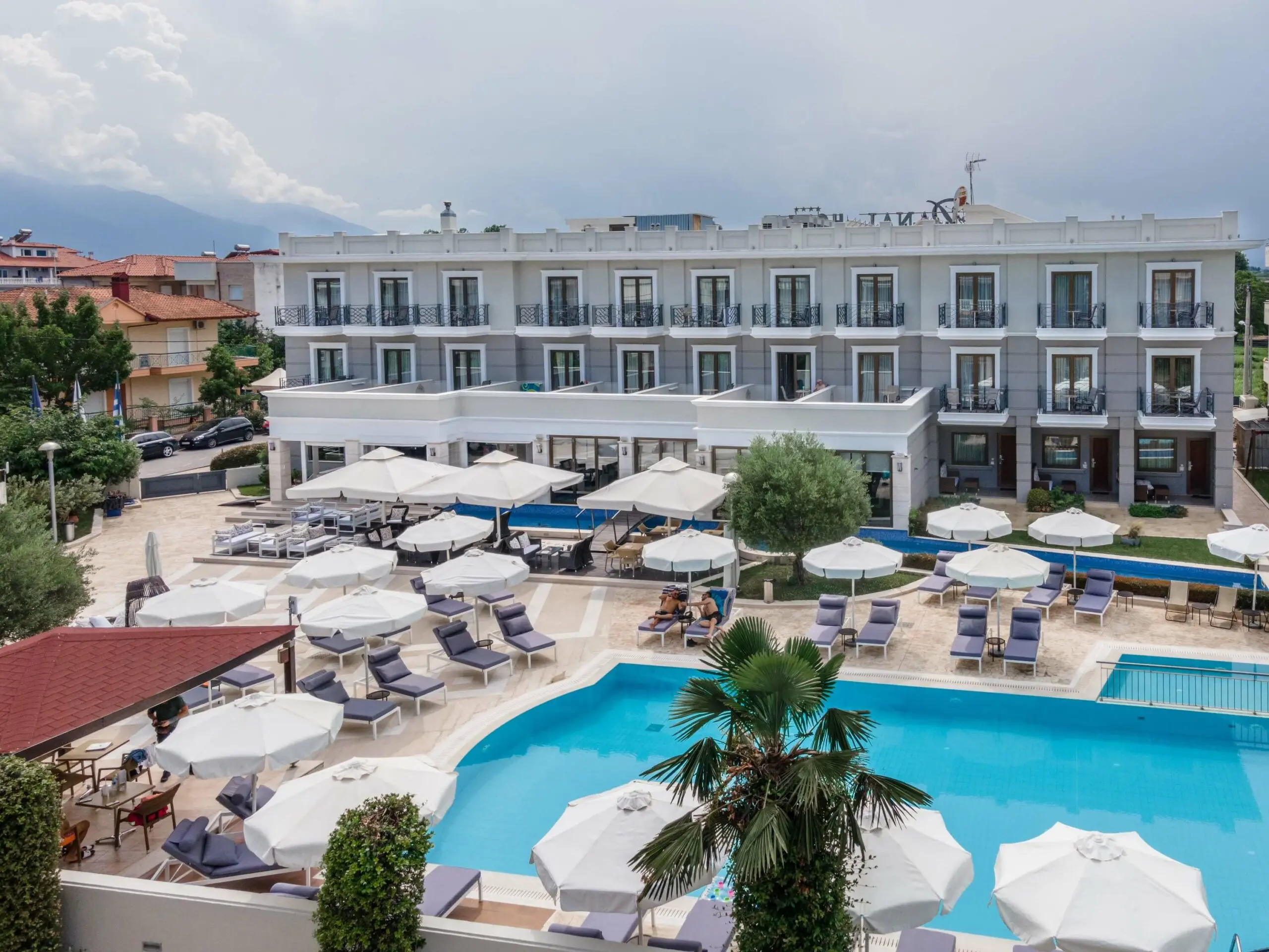 Басейнът с чадъри пред сградата на хотела – Danai Hotel & Spa, Олимпийска ривиера