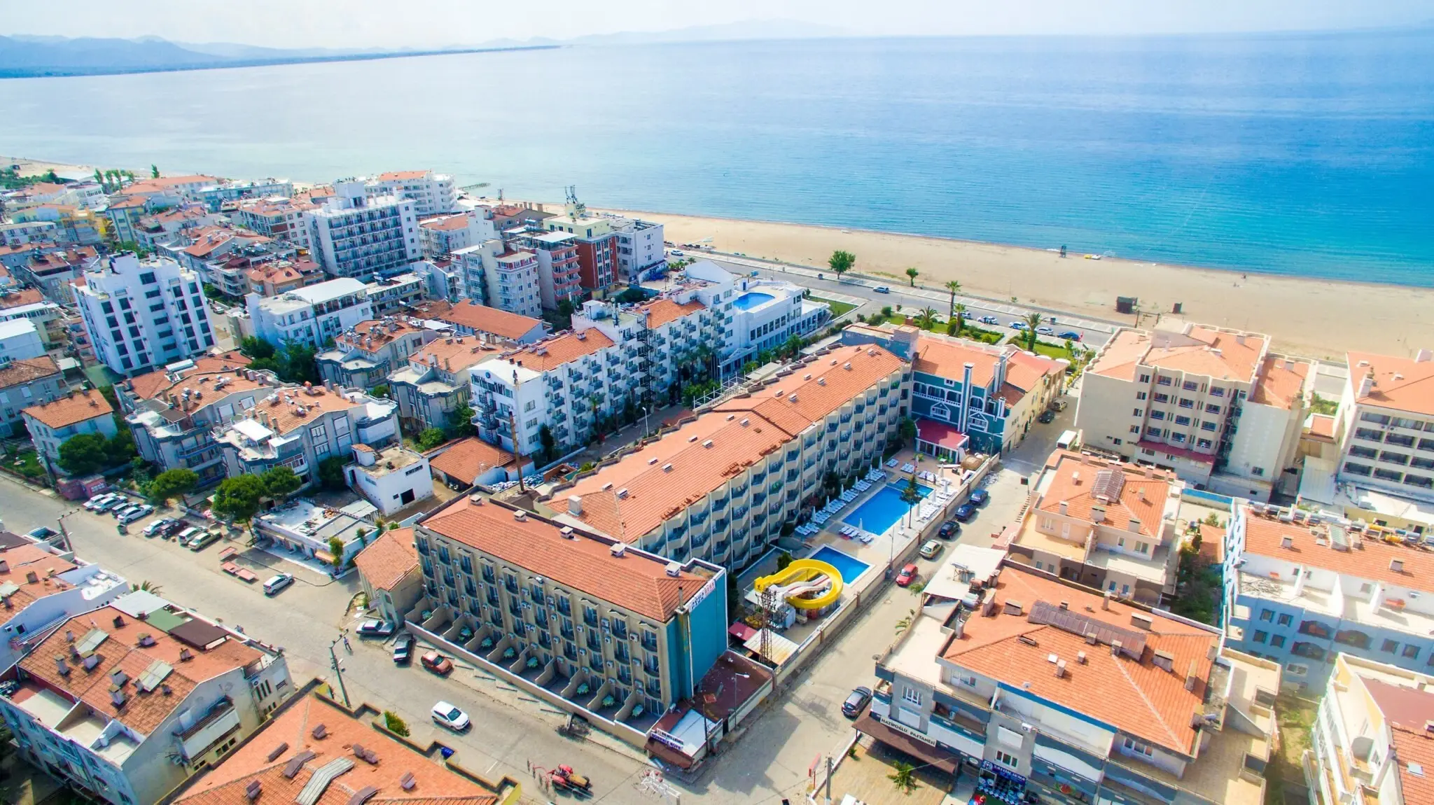 Хотелът и плажът Саръмсаклъ с тюркоазено море, погледнати отгоре – Buyuk Berk Hotel, Айвалък