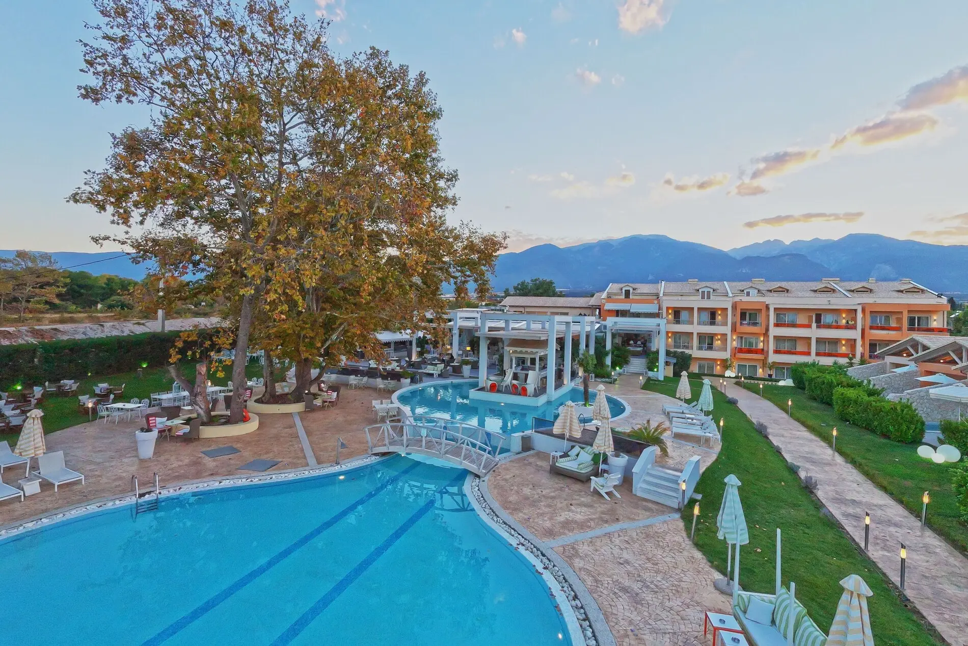 Басейн и градина с планината на фона при залез – Litohoro Olympus Resort Villas & Spa, Олимпийска ривиера