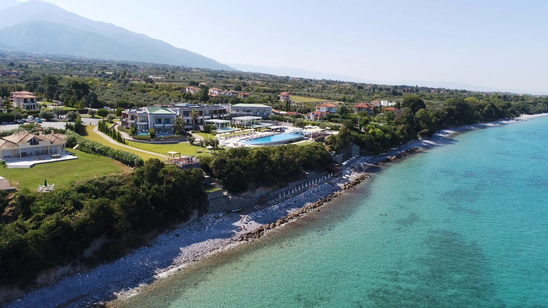 Въздушен изглед към хотела и тюркоазения бряг – Cavo Olympo Luxury Hotel & Spa (16+), Олимпийска ривиера