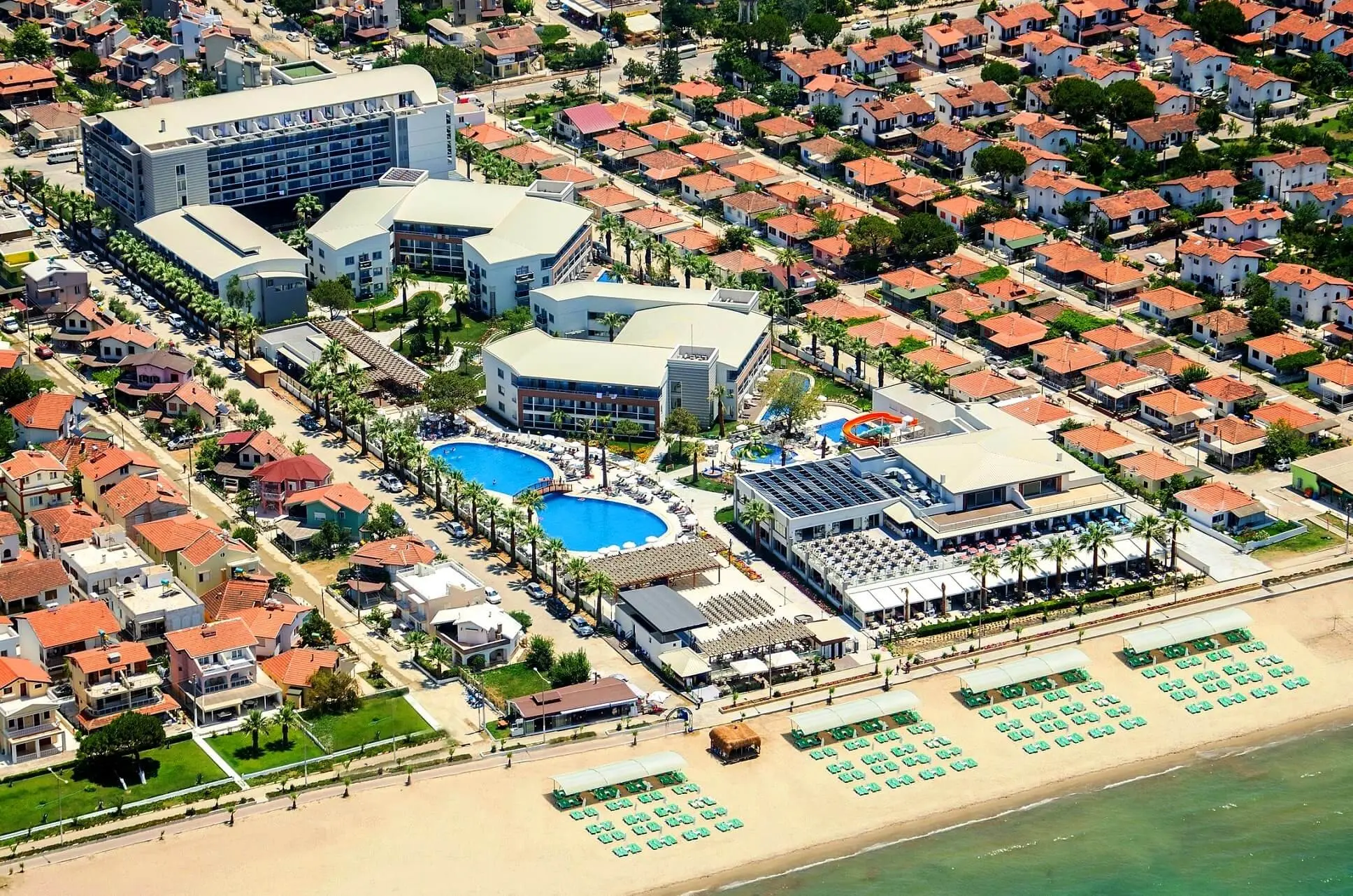 Хотелът и басейните над пясъчния плаж в Давутлар отвисоко – Palm Wings Beach Resort & SPA, Кушадасъ