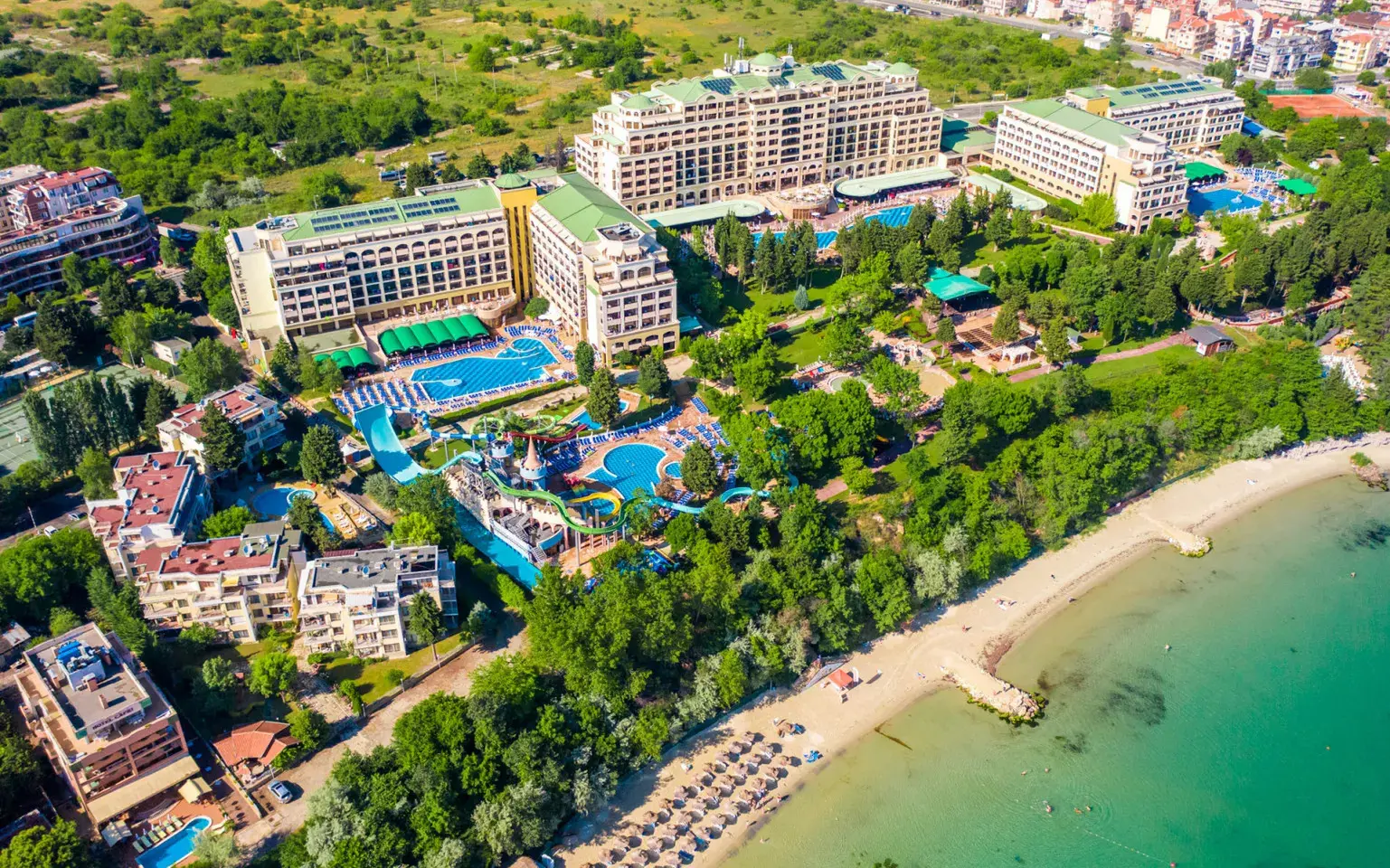 Въздушен изглед към комплекса в кв. Аурелия с парка, басейните и пясъчния плаж – Сол Несебър Палас, Несебър