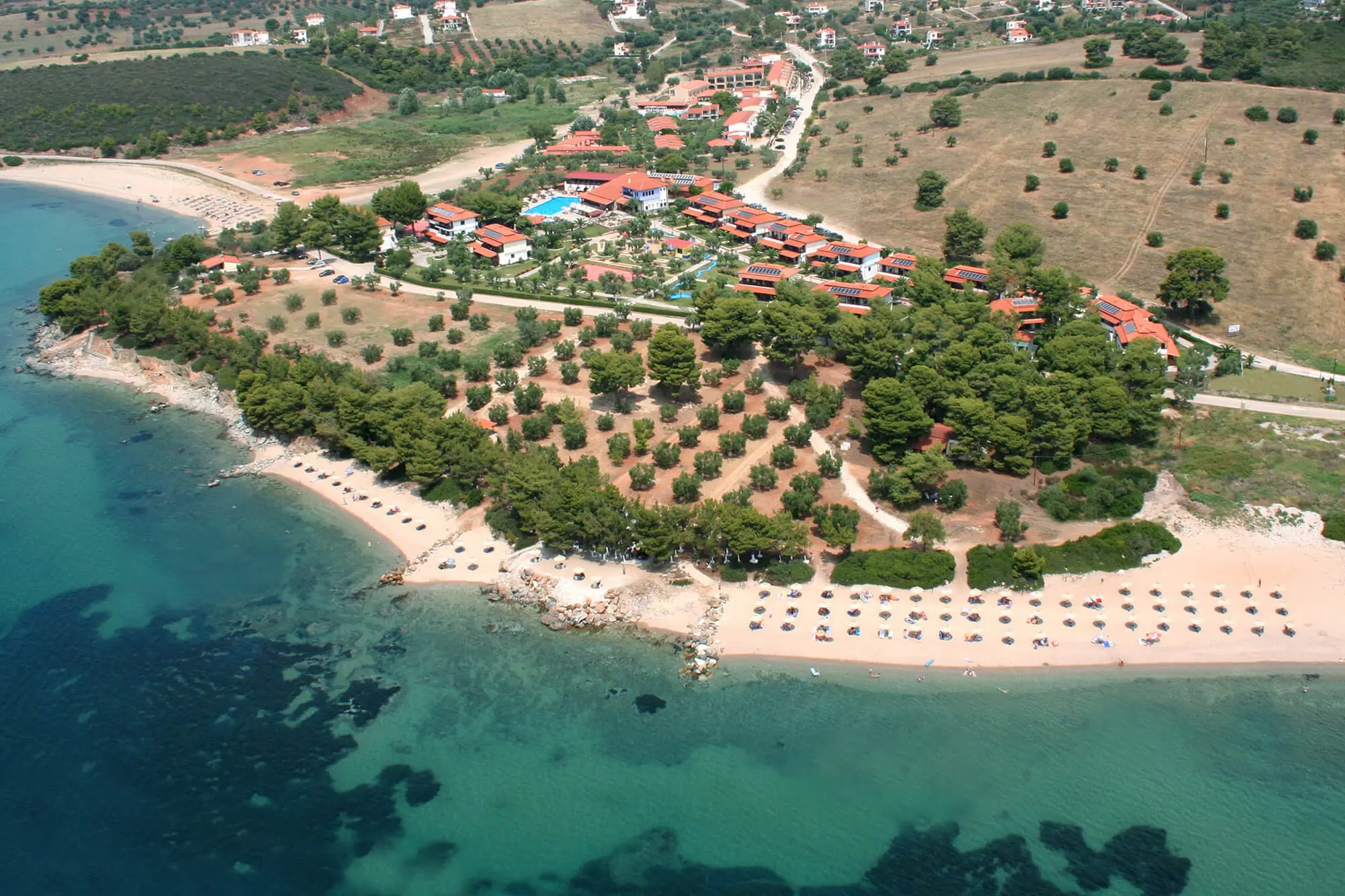 Изглед от въздуха към комплекса, маслиновите горички и плажа – Blue Dolphin Hotel, Ситония