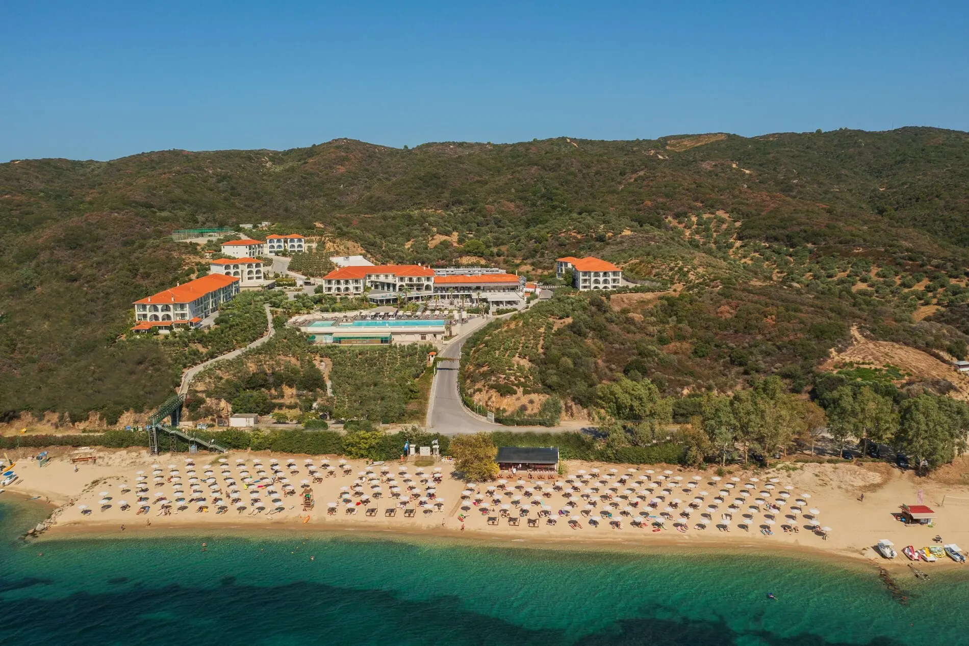 Хотелът на зеления хълм над пясъчния плаж от въздуха – Akrathos Beach Hotel, Атон