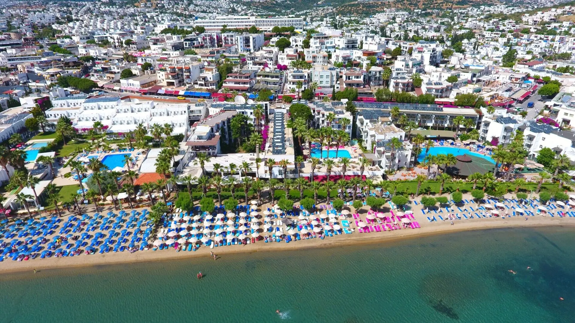 Въздушна панорама на хотела, плажа с чадъри и залива на Гюмбет – Sami Beach, Бодрум