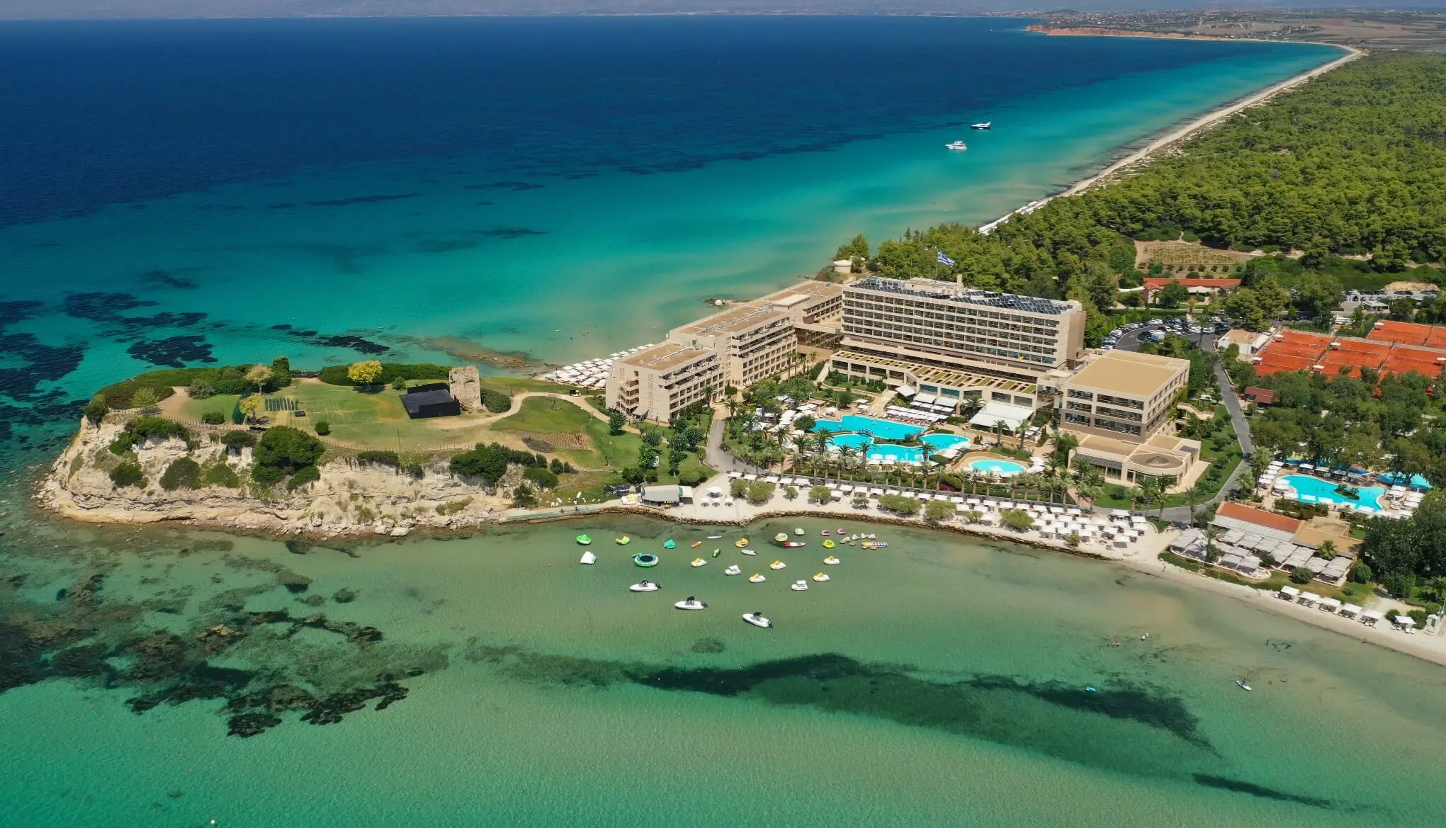 Въздушен изглед към комплекса, тюркоазения залив и плажа – Sani Beach, Касандра