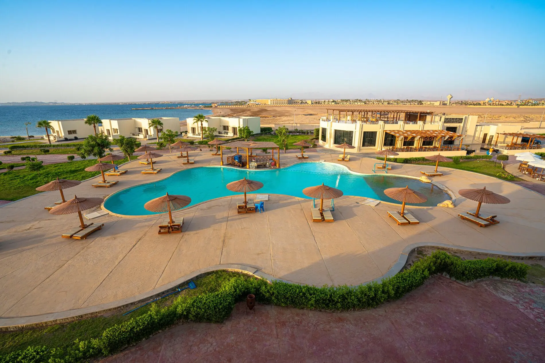 Басейн със сенници и шезлонги, поглед отгоре към комплекса – New Eagles Aqua Park Resort, Хургада