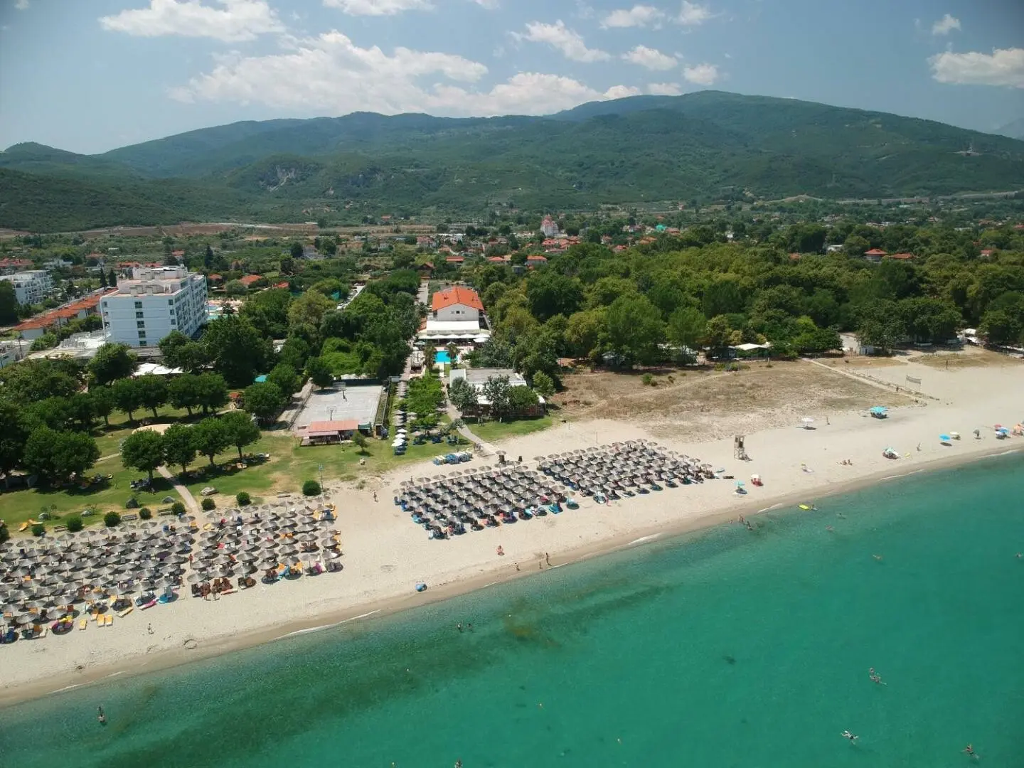 Плажът, хотелът и планината от въздуха – Sun Beach Platamonas, Олимпийска ривиера