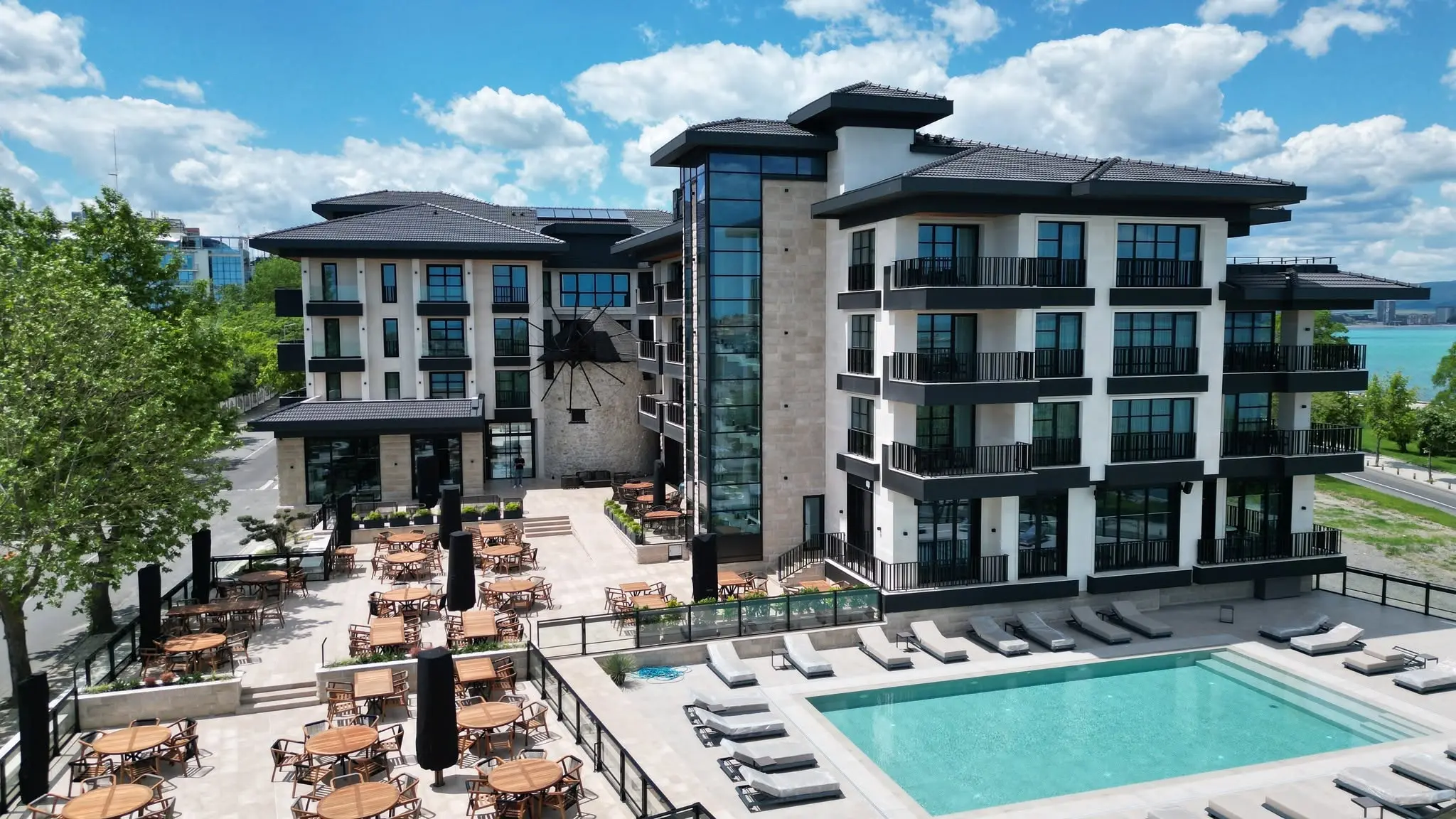 Сградата на хотела с ресторантска тераса и открит басейн с шезлонги – The Mill Boutique Hotel, Несебър