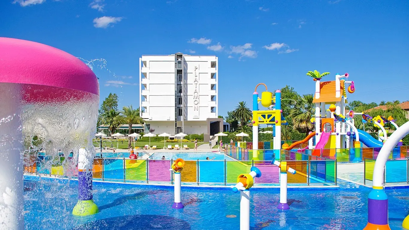 Воден парк с цветни пързалки пред хотела – Cronwell Platamon Resort, Олимпийска ривиера