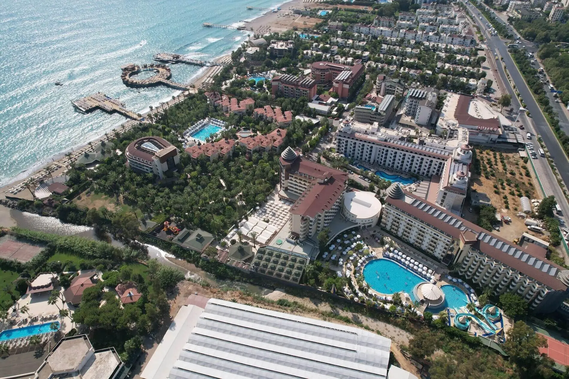 Въздушна снимка на комплекса с плажа, басейните и зелените градини – Saphir Hotel & Villas, Алания