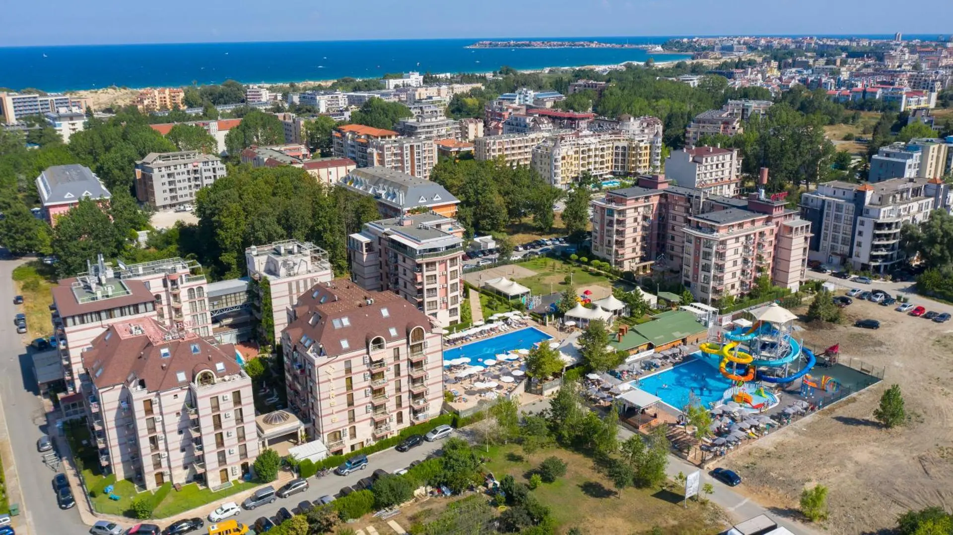 Изглед от въздуха към комплекса с аквапарка и морето на хоризонта – Тарсис Хотел и Аквапарк, Слънчев бряг