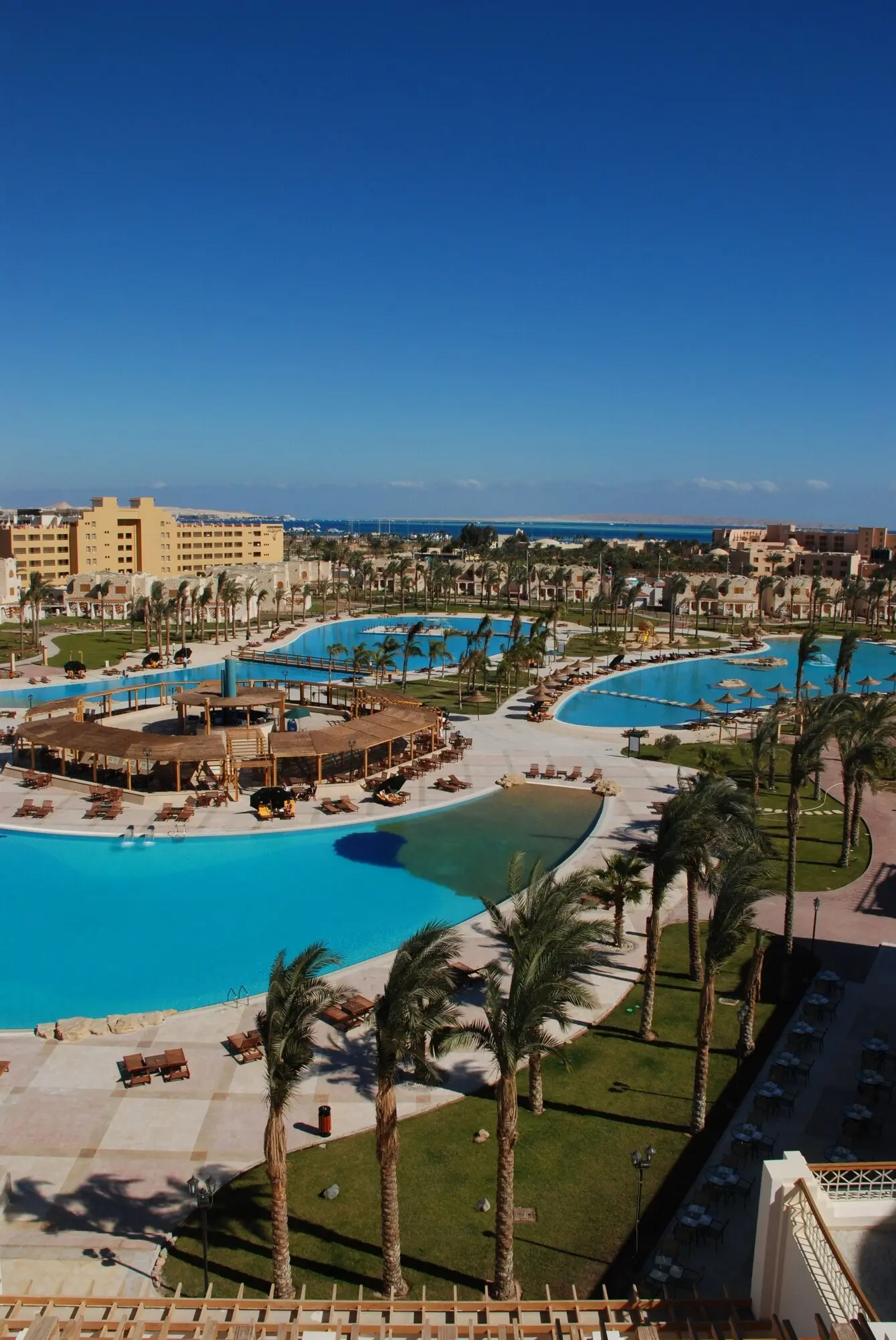Басейни с лагуни и дървена беседка сред палми, изглед отгоре – Royal Lagoons Resort & Aquapark, Хургада