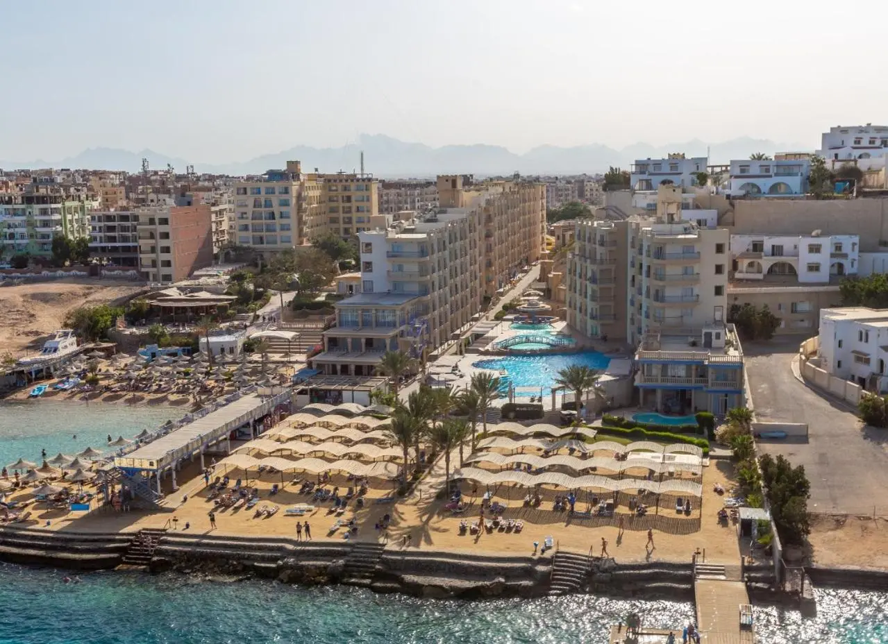 Панорама на комплекса, плажа с чадъри и басейна, поглед отвисоко – King Tut Aqua Park Beach Resort, Хургада
