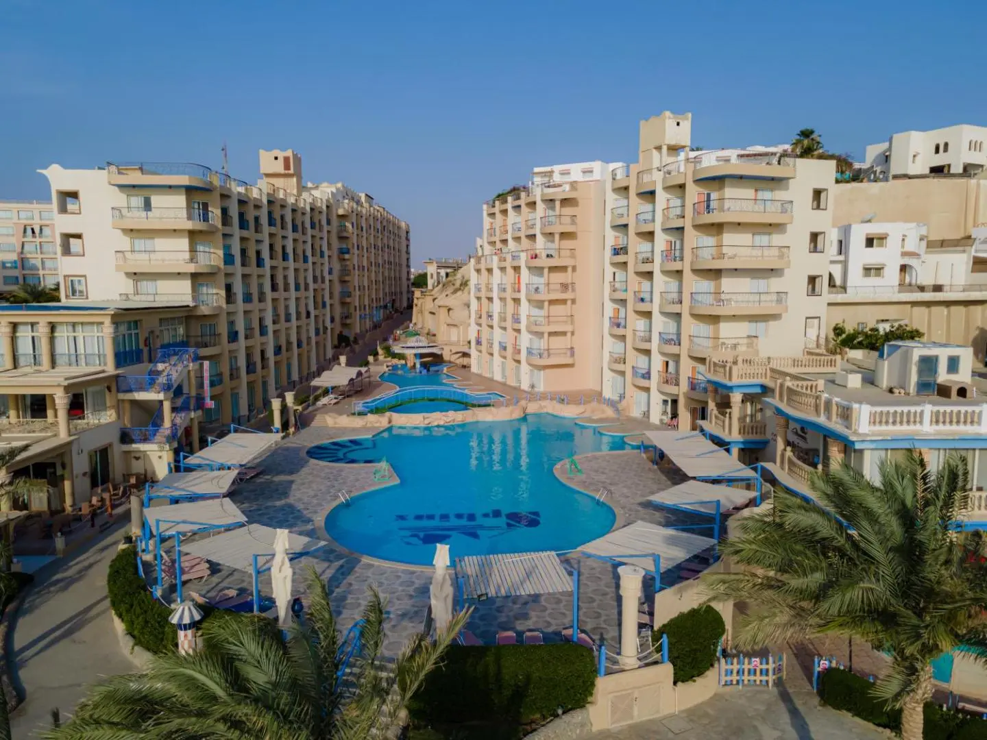 Басейн между жилищните сгради на комплекса, поглед отвисоко – Sphinx Aqua Park Beach Resort, Хургада