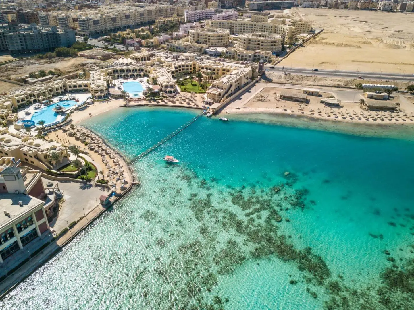 Въздушен изглед към хотела, лагуната и тюркоазеното море – Sunny Days Palma De Mirette Resort & SPA, Хургада