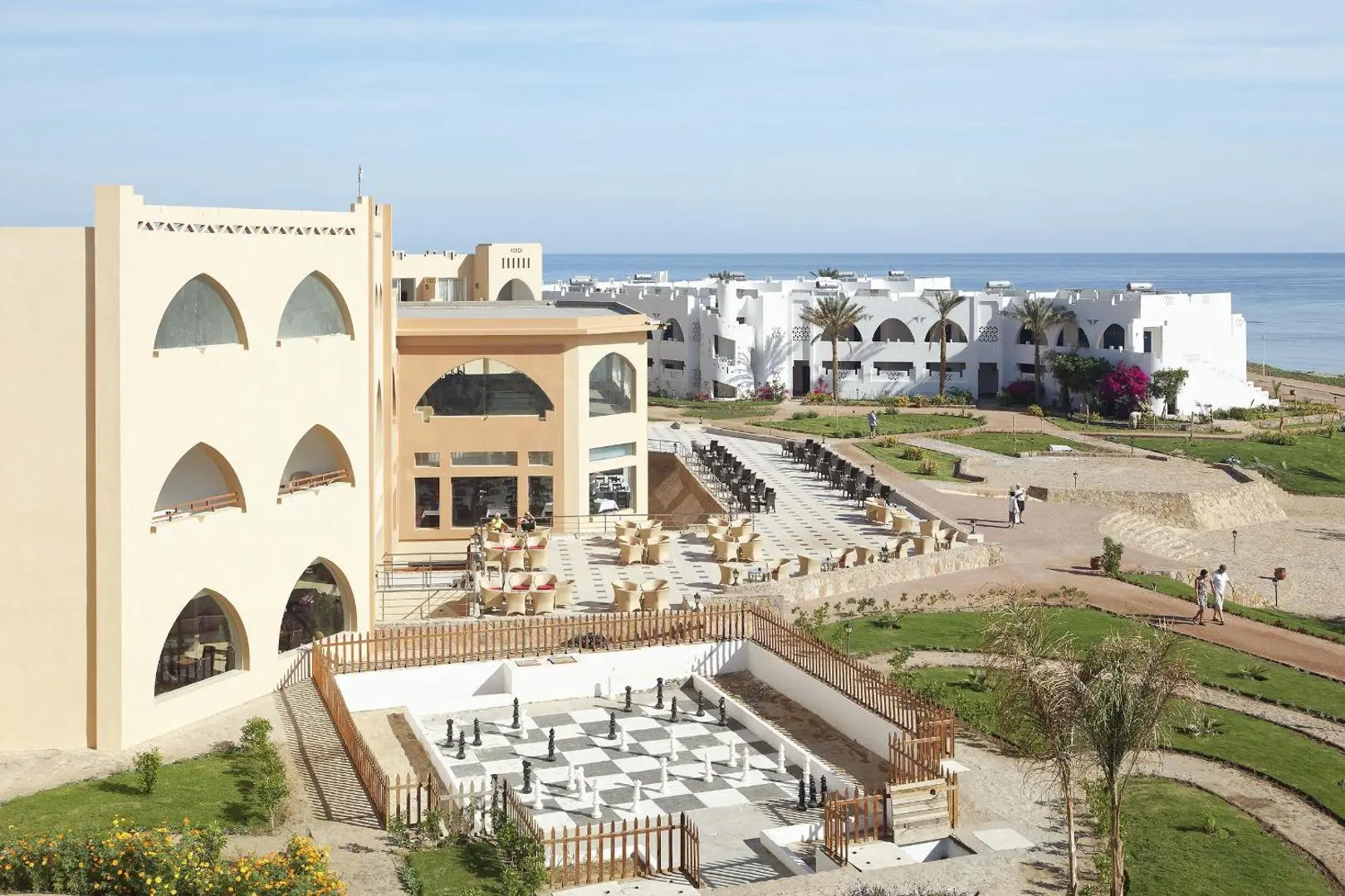 Основна сграда с арки и тераса, а зад нея се вижда морето – Three Corners Equinox Beach Resort, Марса Алам