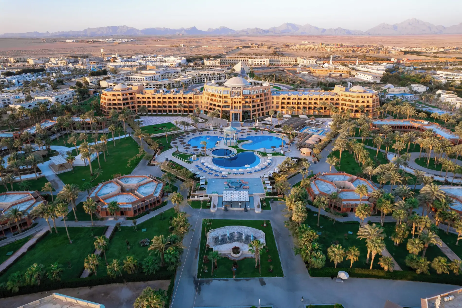 Общ изглед отгоре към хотелската сграда, градините и басейна – Calimera Blend Paradise Resort, Хургада