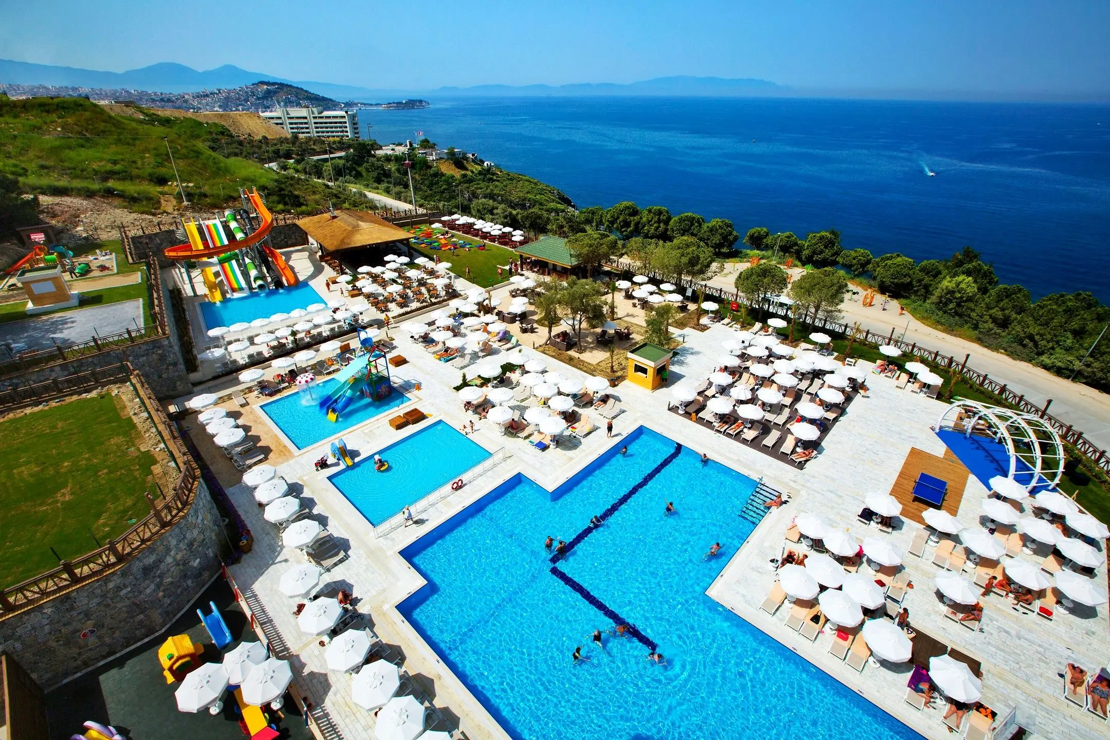 Изглед отвисоко към басейните, шезлонгите и морето – Ramada Resort Kusadasi & Golf, Кушадасъ