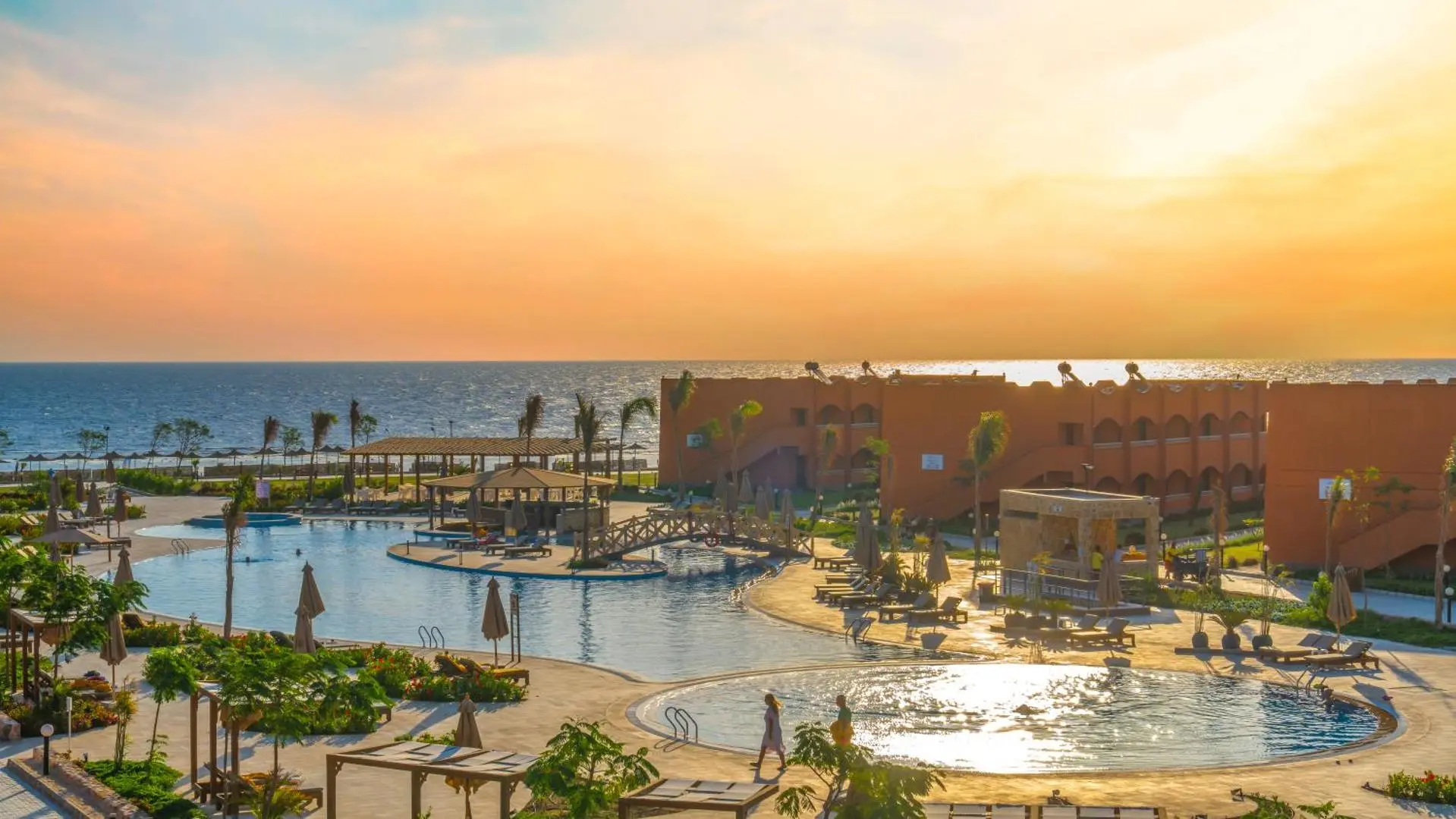 Басейните и морето в лъчите на залеза – Three Corners Happy Life Beach Resort, Марса Алам